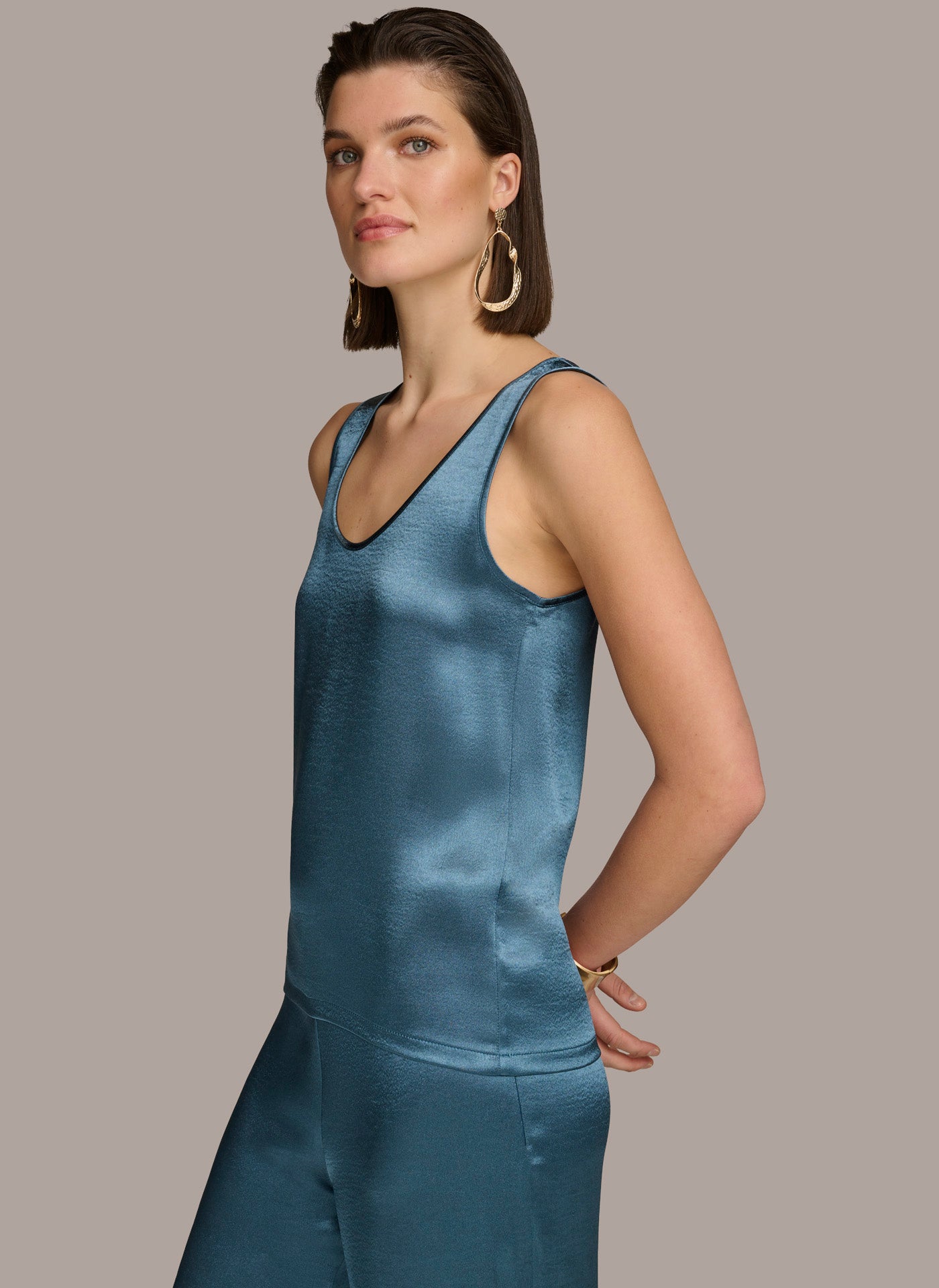 ROUND NECK SHINY TANK VIEW 3 | Summer Collection ROUND NECK SHINY TANK VIEW 3 | Summer Collection