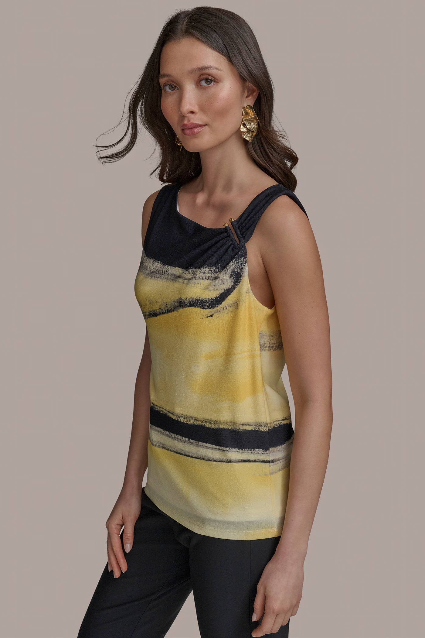 PART SLEEVELESS WITH U-HARDWARE NECK VIEW 3 PART SLEEVELESS WITH U-HARDWARE NECK VIEW 3