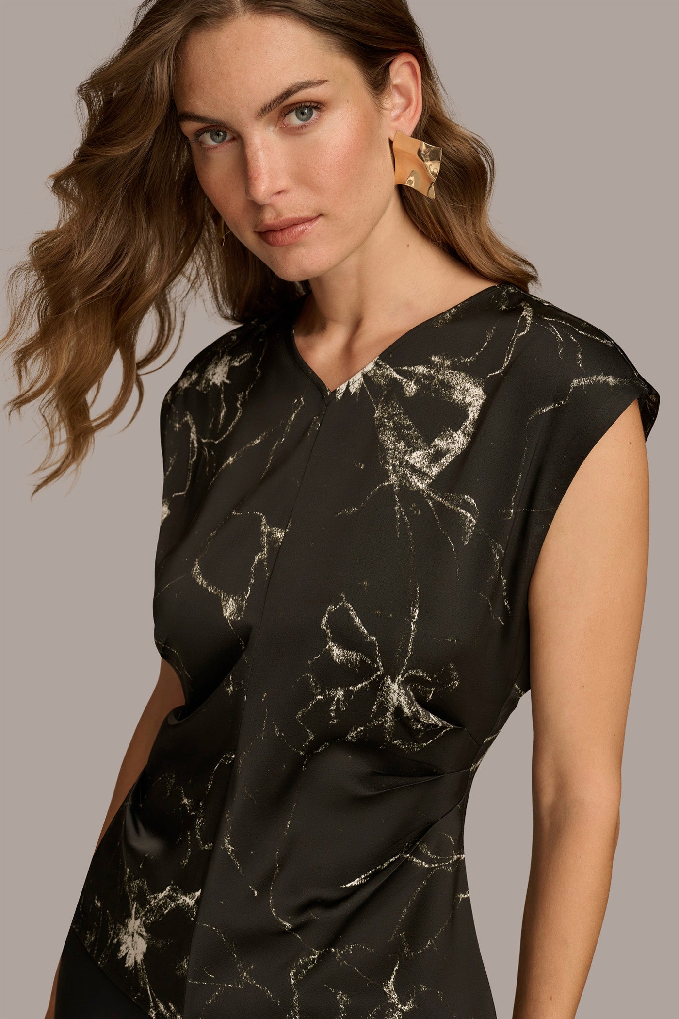 PRINTED CAP SLEEVE WITH DARTS VIEW 5 PRINTED CAP SLEEVE WITH DARTS VIEW 5