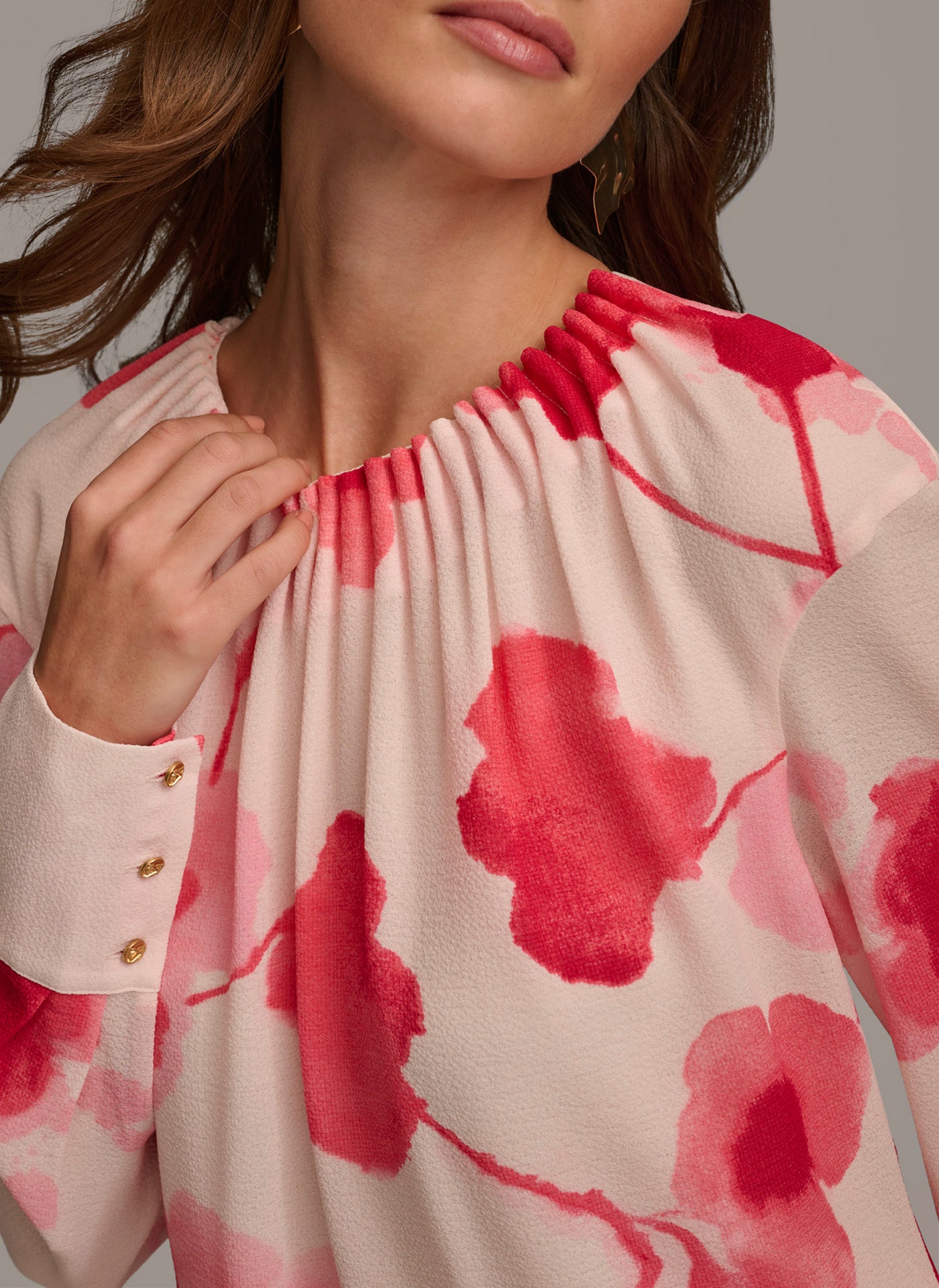 GATHERED NECK TOP VIEW 5 | Last Chance GATHERED NECK TOP VIEW 5 | Last Chance