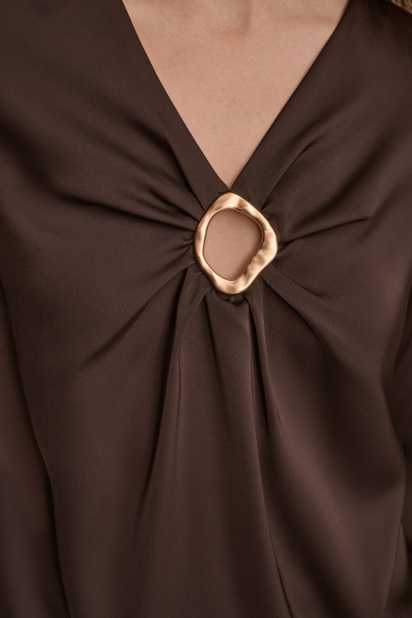 LONG SLEEVE WITH KEYHOLE HARDWARE VIEW 6 LONG SLEEVE WITH KEYHOLE HARDWARE VIEW 6