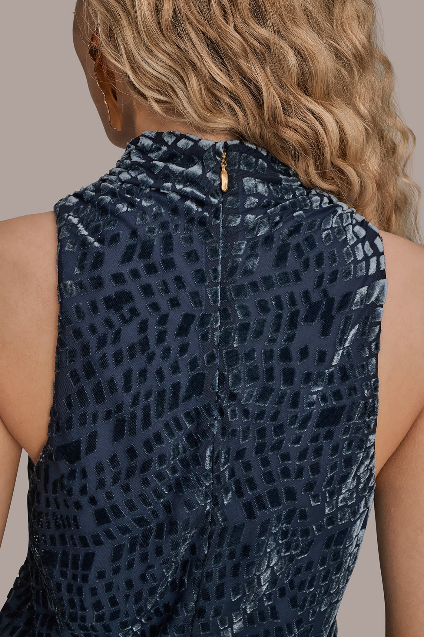 HIGH-NECK BURNOUT TOP VIEW 6 HIGH-NECK BURNOUT TOP VIEW 6