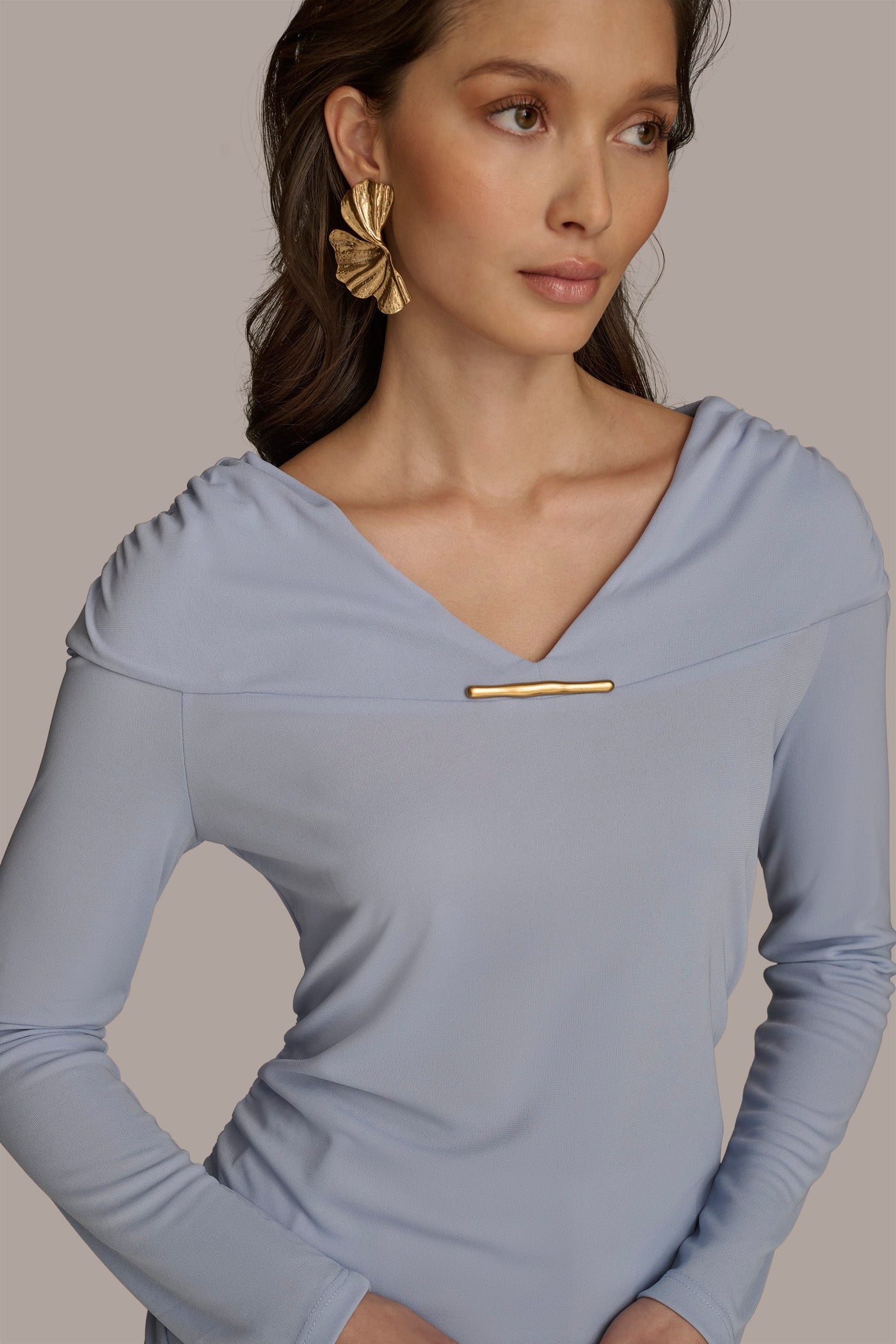 V-NECK WITH BAR HARDWARE TOP VIEW 6 V-NECK WITH BAR HARDWARE TOP VIEW 6