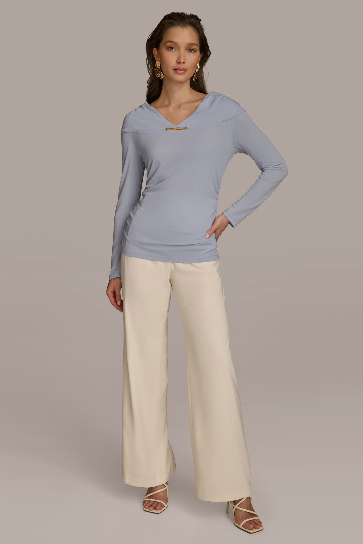 V-NECK WITH BAR HARDWARE TOP VIEW 4 V-NECK WITH BAR HARDWARE TOP VIEW 4