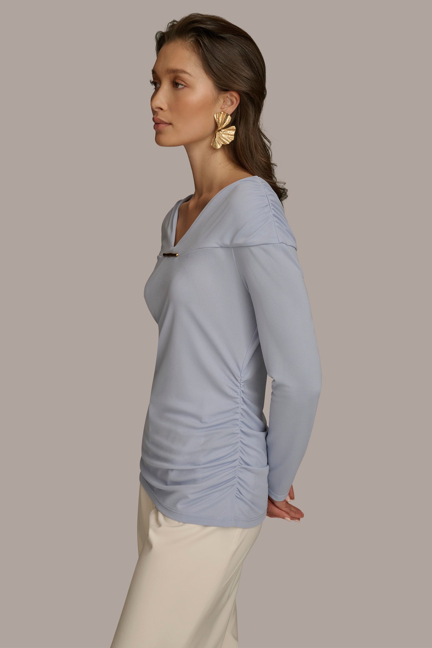 V-NECK WITH BAR HARDWARE TOP VIEW 3 V-NECK WITH BAR HARDWARE TOP VIEW 3