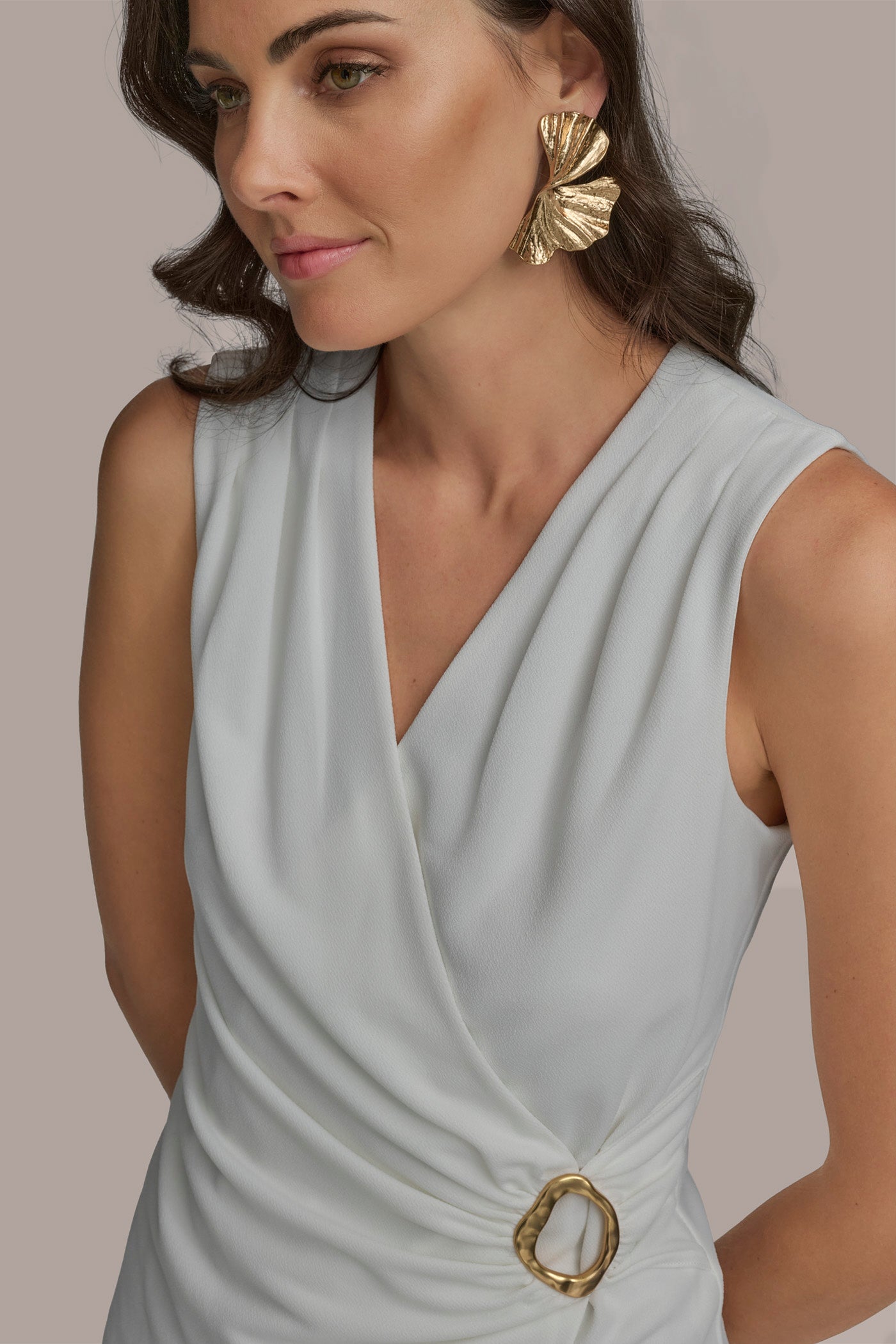 V-NECK HARDWARE TOP VIEW 4 V-NECK HARDWARE TOP VIEW 4