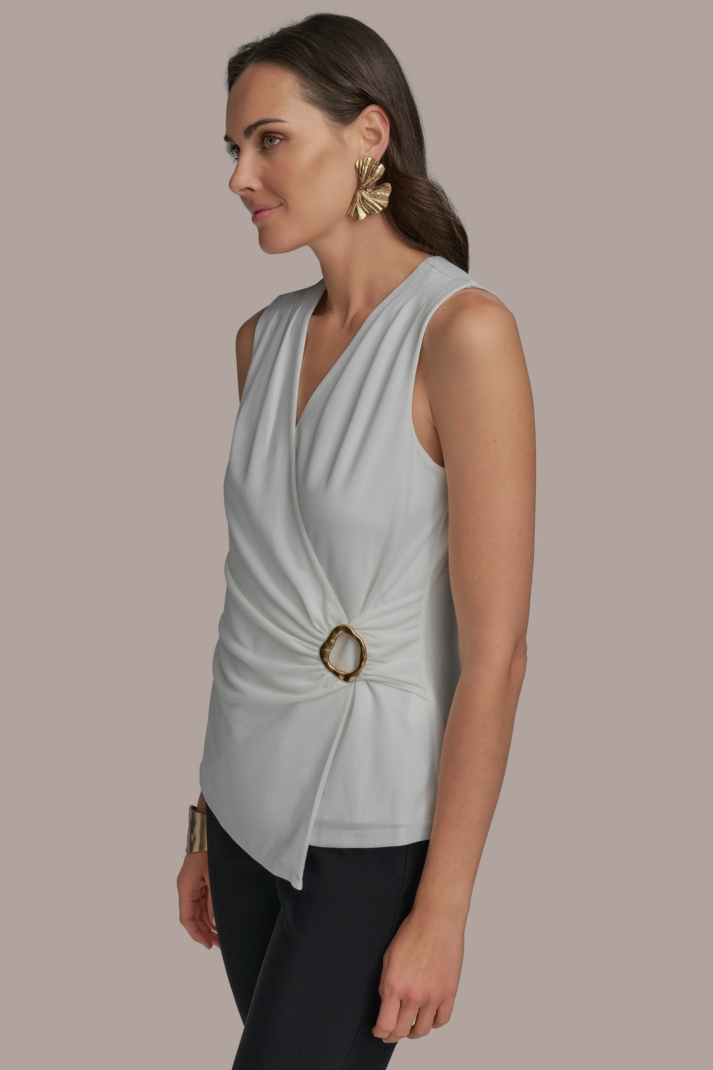 V-NECK HARDWARE TOP VIEW 3 V-NECK HARDWARE TOP VIEW 3