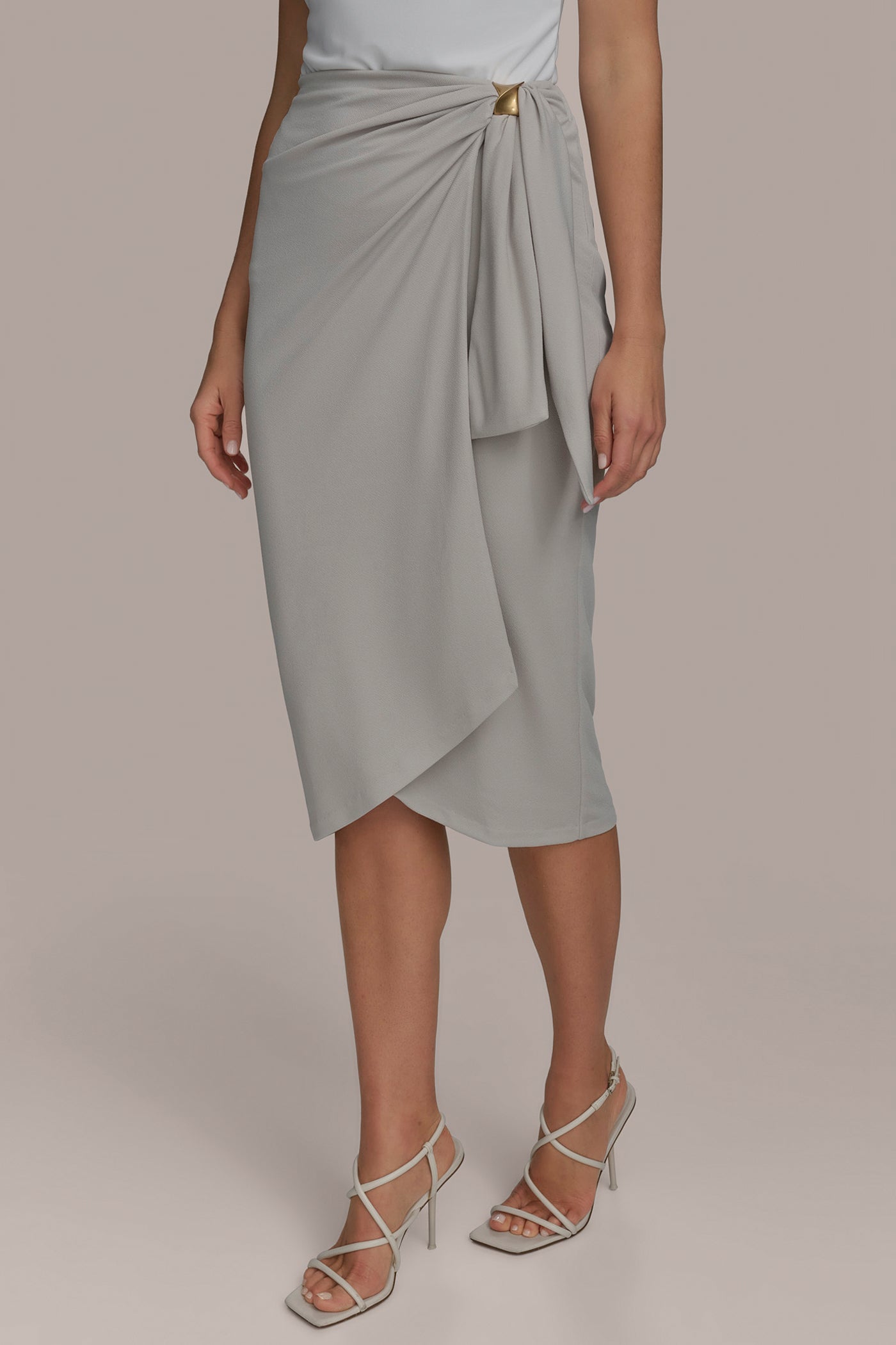 GATHERED WAIST WITH HARDWARE SKIRT | View 1 | Skirts GATHERED WAIST WITH HARDWARE SKIRT | View 1 | Skirts