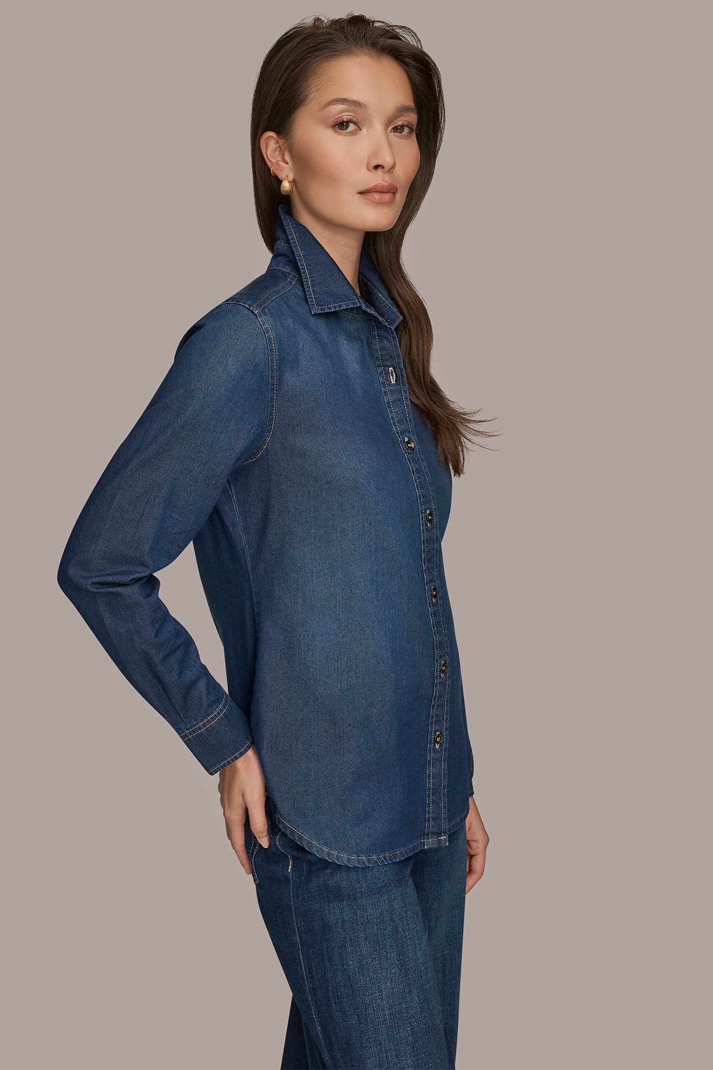 THE DONNA CLASSIC BUTTON DOWN VIEW 3 | Donna Karan Weekend THE DONNA CLASSIC BUTTON DOWN VIEW 3 | Donna Karan Weekend