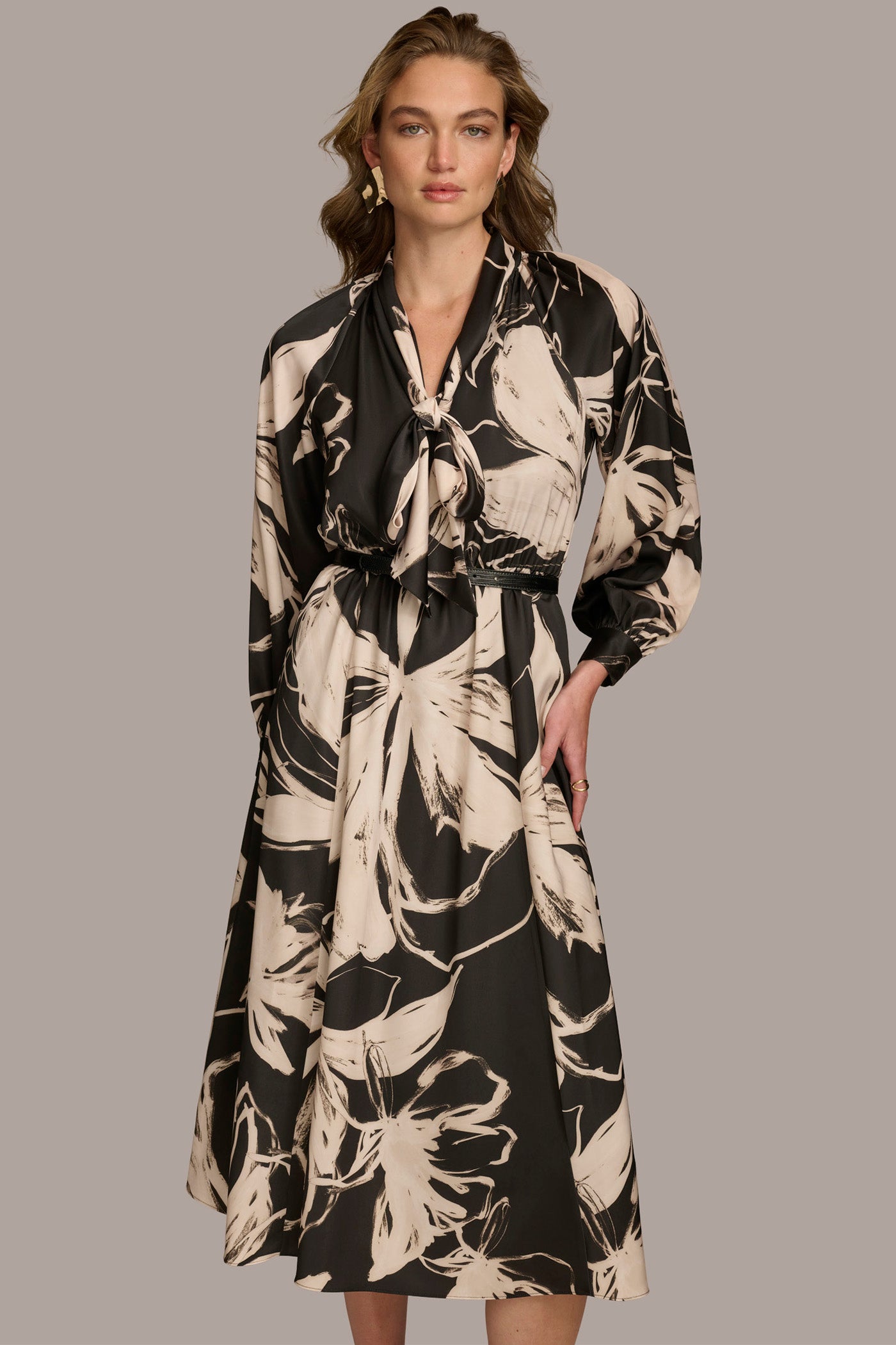TIE NECK PRINTED MAXI DRESS VIEW 4 | Last Chance TIE NECK PRINTED MAXI DRESS VIEW 4 | Last Chance