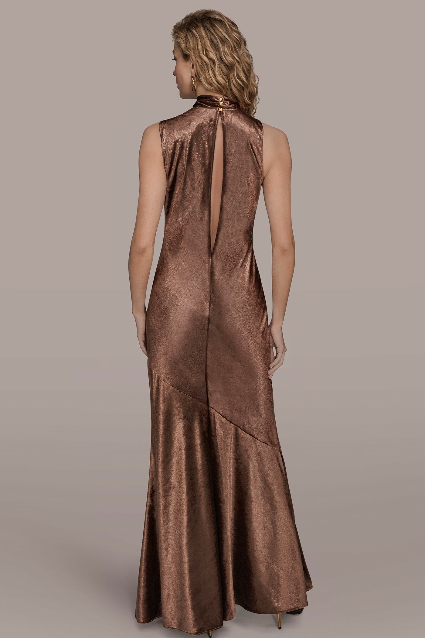 ASYMMETRIC METALLIC VELVET GOWN | View 2 | Event Dressing ASYMMETRIC METALLIC VELVET GOWN | View 2 | Event Dressing