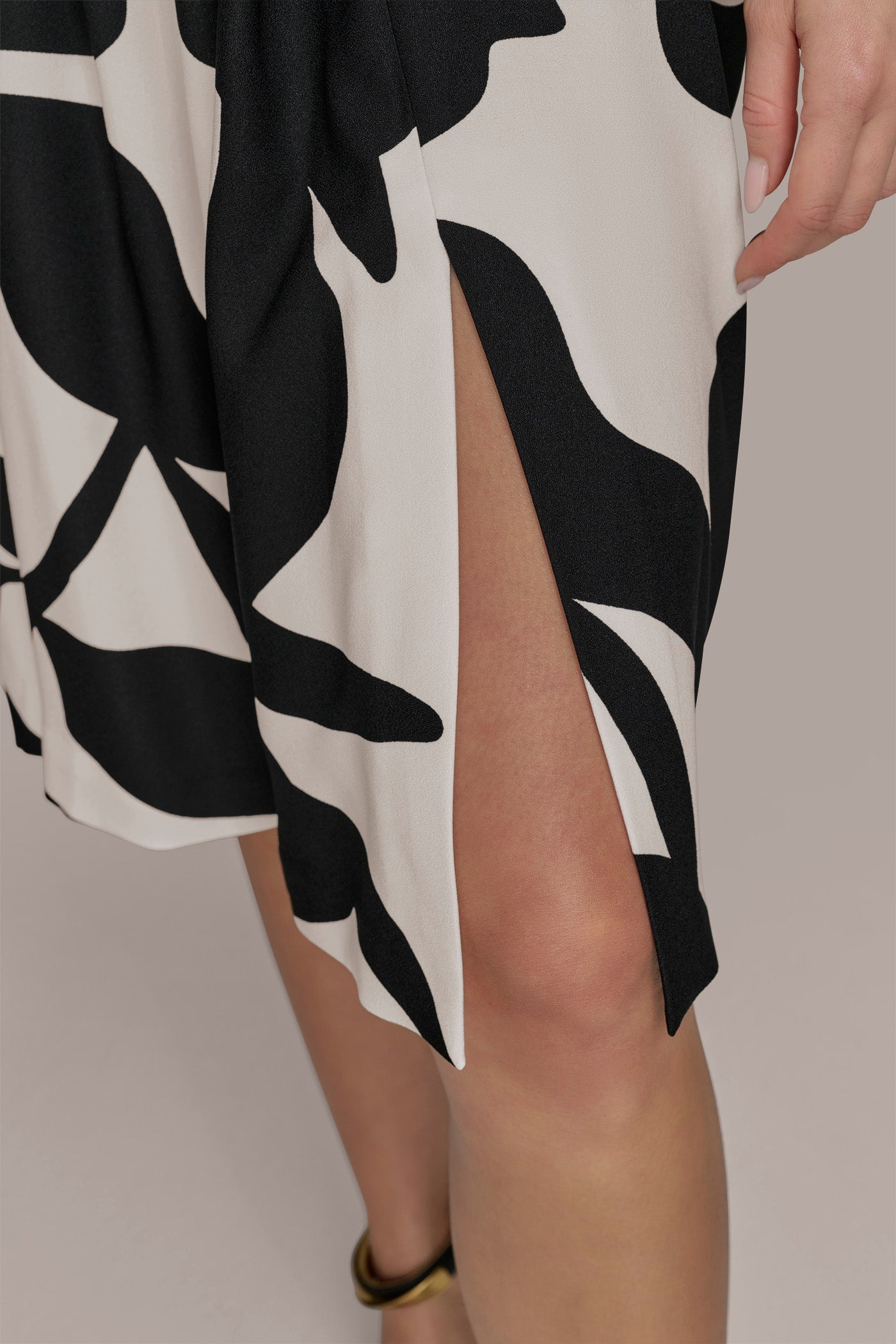 V NECK SHEATH DRESS WITH SLIT AND BELT VIEW 5 | Essential Dresses V NECK SHEATH DRESS WITH SLIT AND BELT VIEW 5 | Essential Dresses
