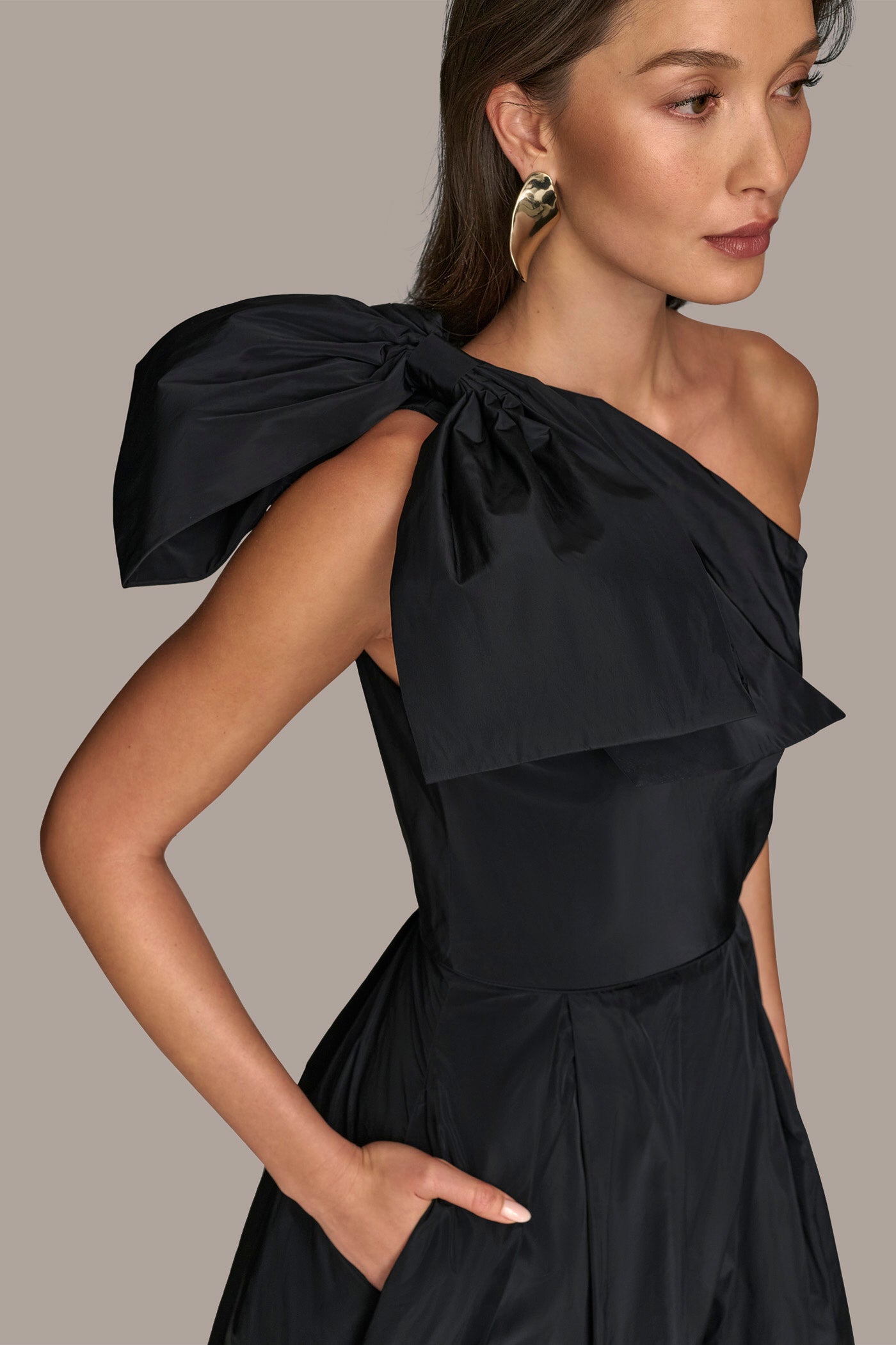 ONE-SHOULDER BOW-EMBELLISHED BALL GOWN VIEW 4 ONE-SHOULDER BOW-EMBELLISHED BALL GOWN VIEW 4