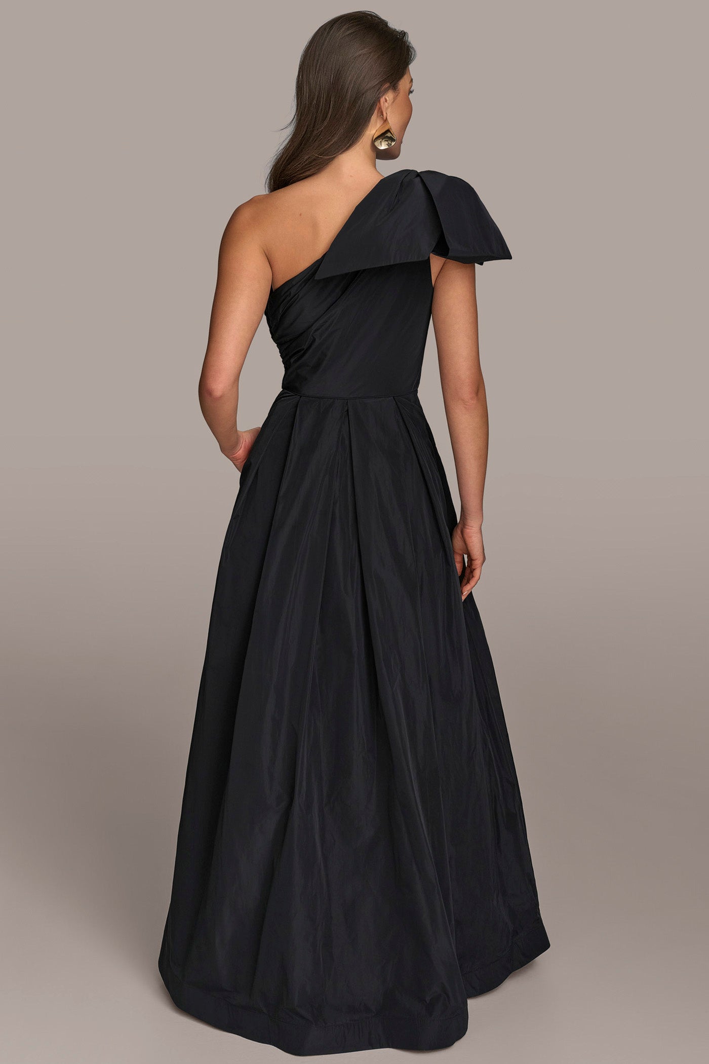 ONE-SHOULDER BOW-EMBELLISHED BALL GOWN | View 2 | Black Dresses ONE-SHOULDER BOW-EMBELLISHED BALL GOWN | View 2 | Black Dresses