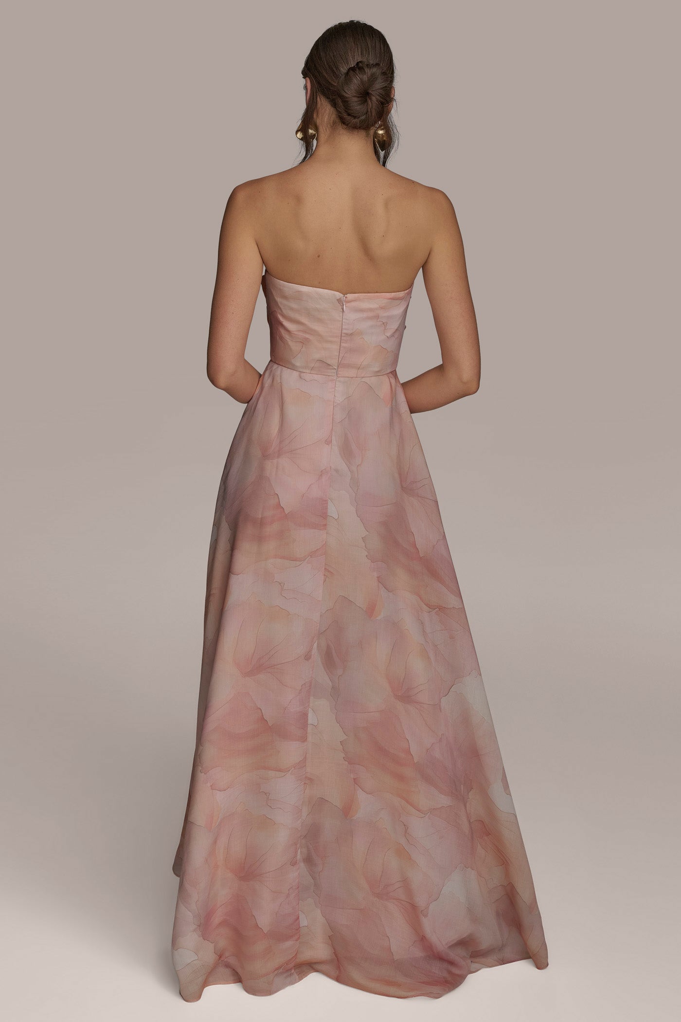 STRAPLESS DRAPED ORGANZA BALL GOWN | View 2 | Ball Gowns STRAPLESS DRAPED ORGANZA BALL GOWN | View 2 | Ball Gowns