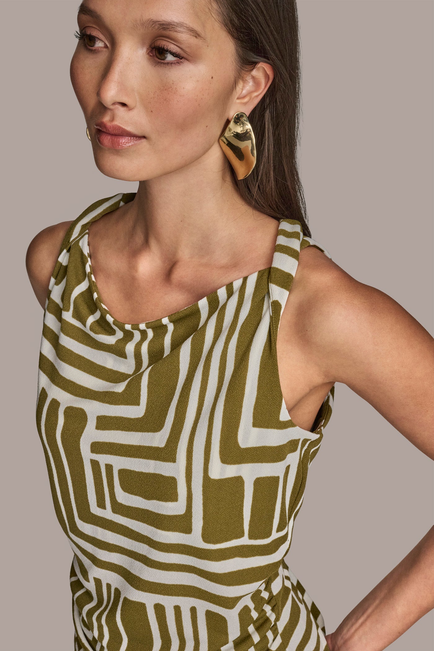 TWIST SHOULDER TOP VIEW 5 TWIST SHOULDER TOP VIEW 5