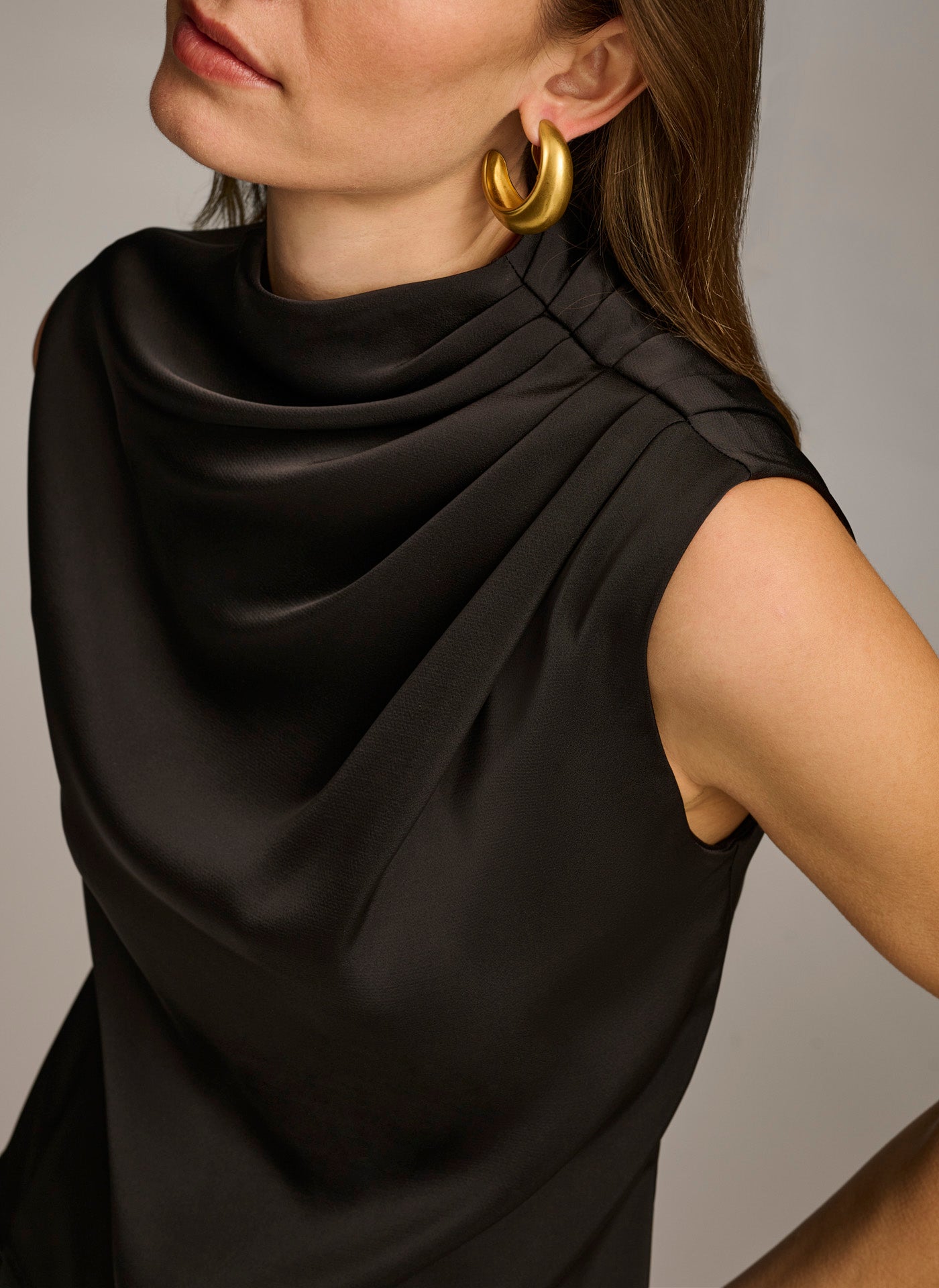 SLEEVELESS DRAPED MOCKNECK TOP VIEW 4 SLEEVELESS DRAPED MOCKNECK TOP VIEW 4