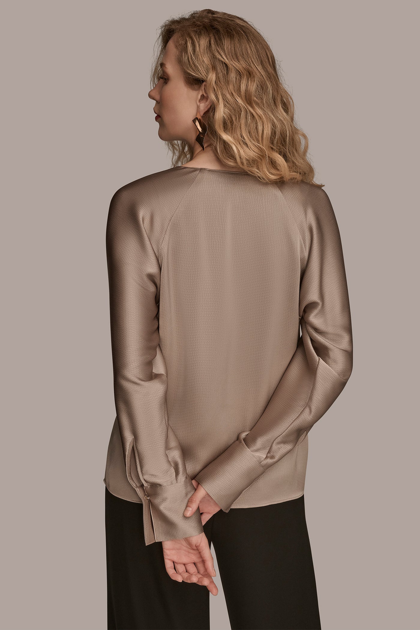 HAMMERED SATIN LONG SLEEVE V-NECK TOP | View 2 | Clothing HAMMERED SATIN LONG SLEEVE V-NECK TOP | View 2 | Clothing