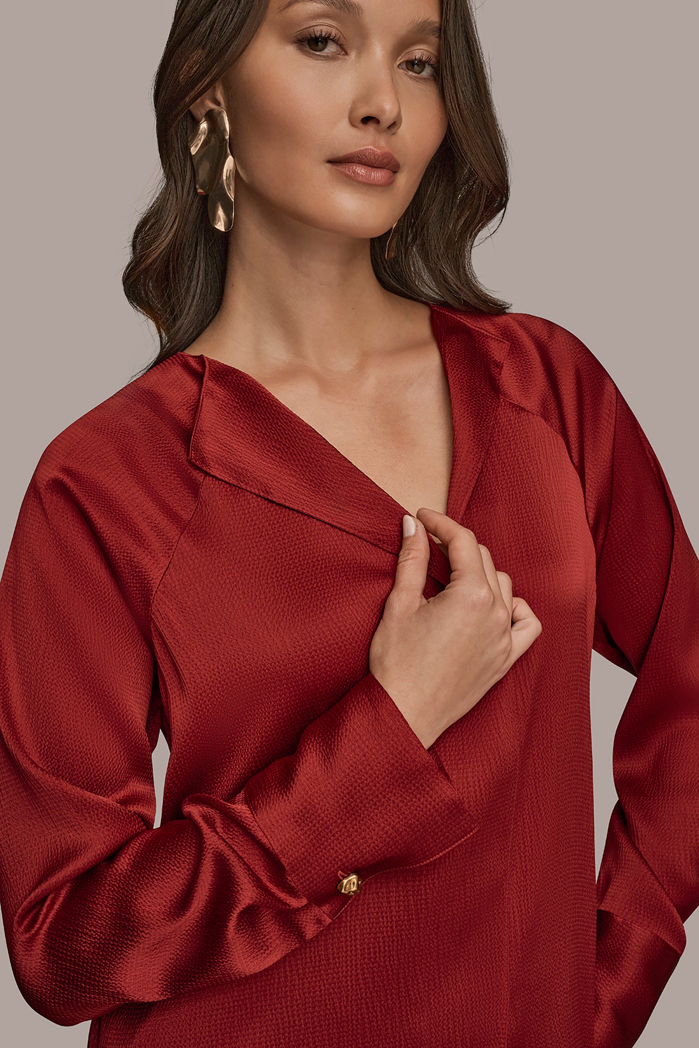 HAMMERED SATIN LONG SLEEVE V-NECK TOP VIEW 5 | Clothing HAMMERED SATIN LONG SLEEVE V-NECK TOP VIEW 5 | Clothing