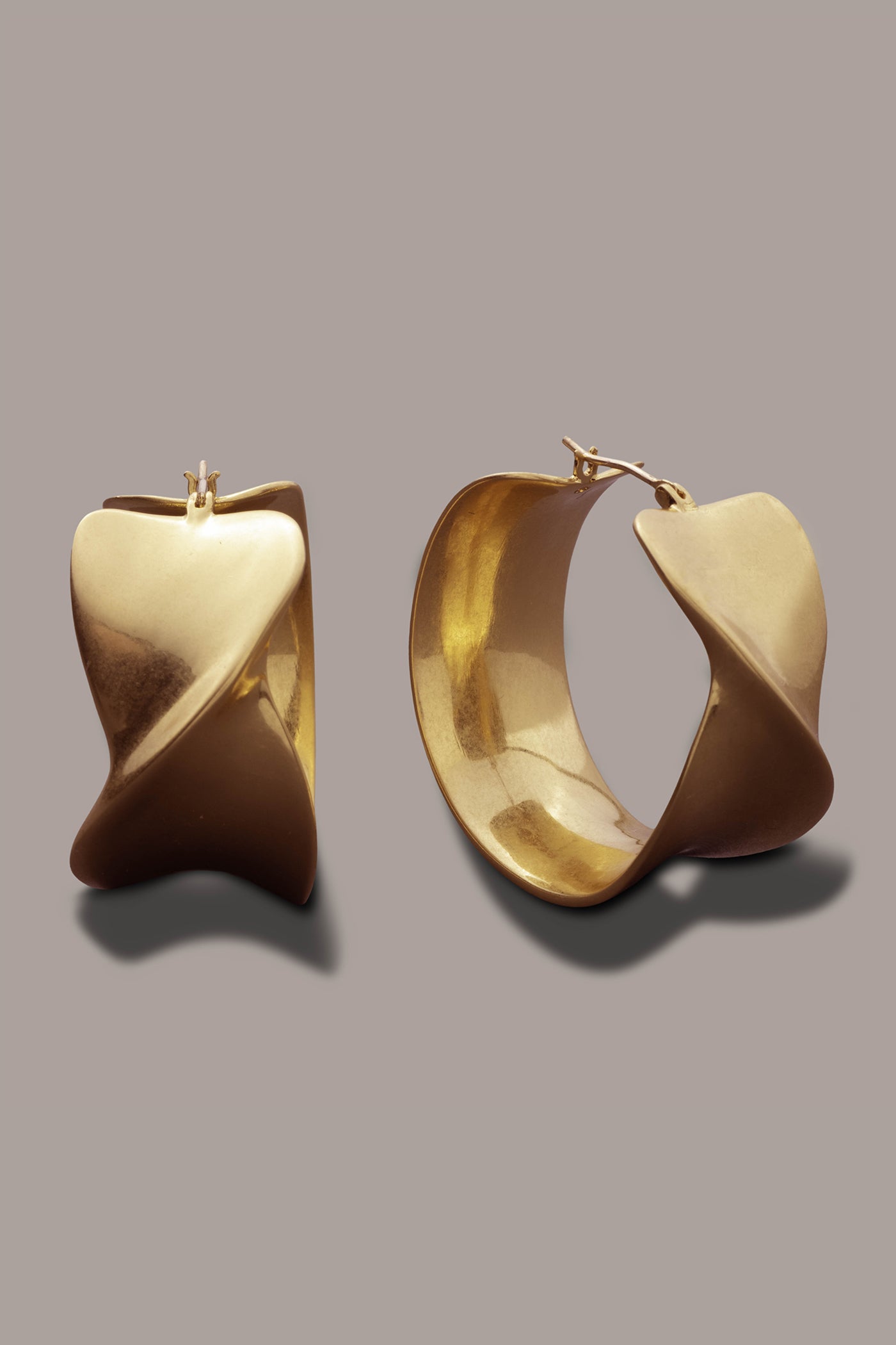 TWISTED WIDE HOOP EARRING | View 1 | Earrings