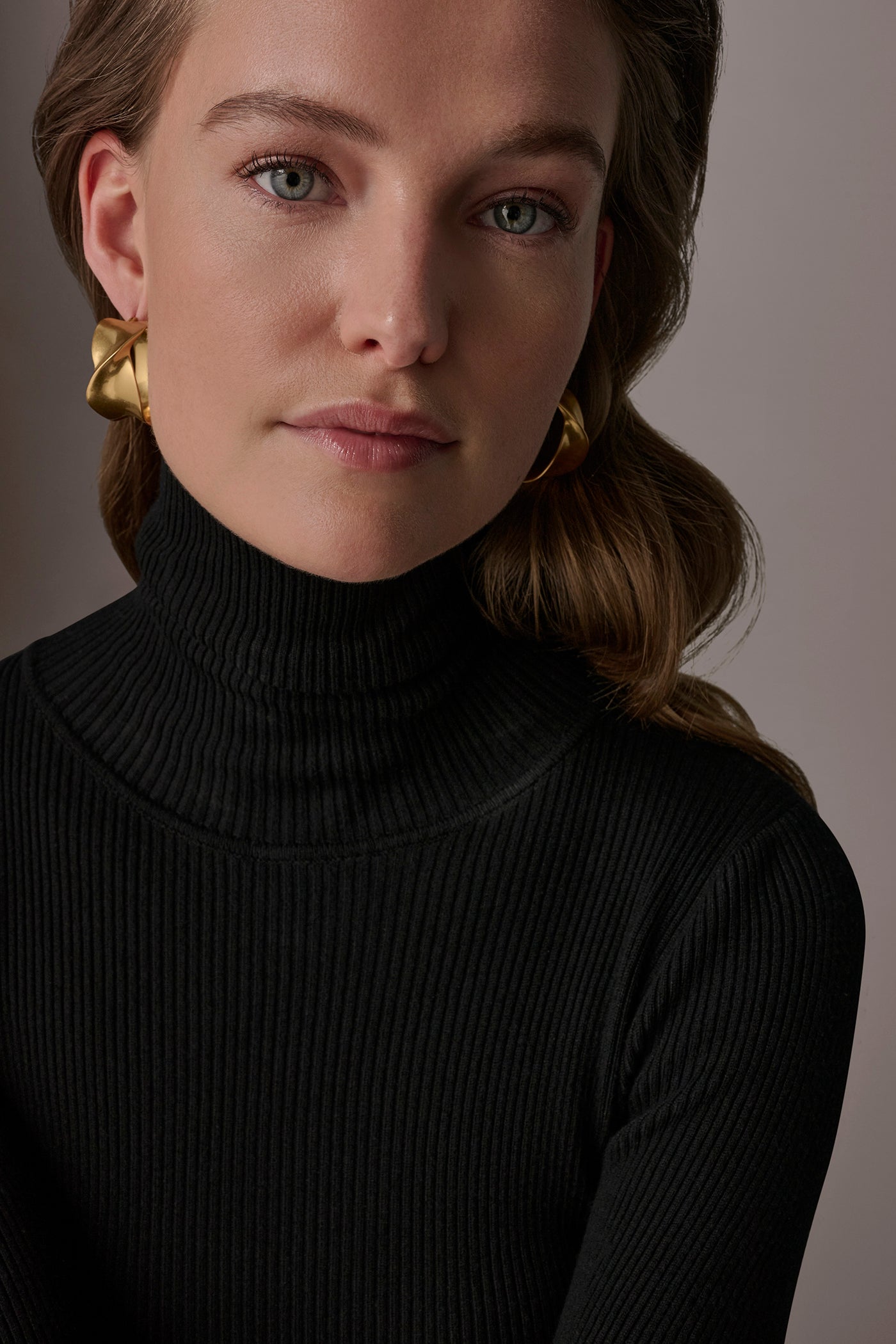 TWISTED WIDE HOOP EARRING VIEW 4