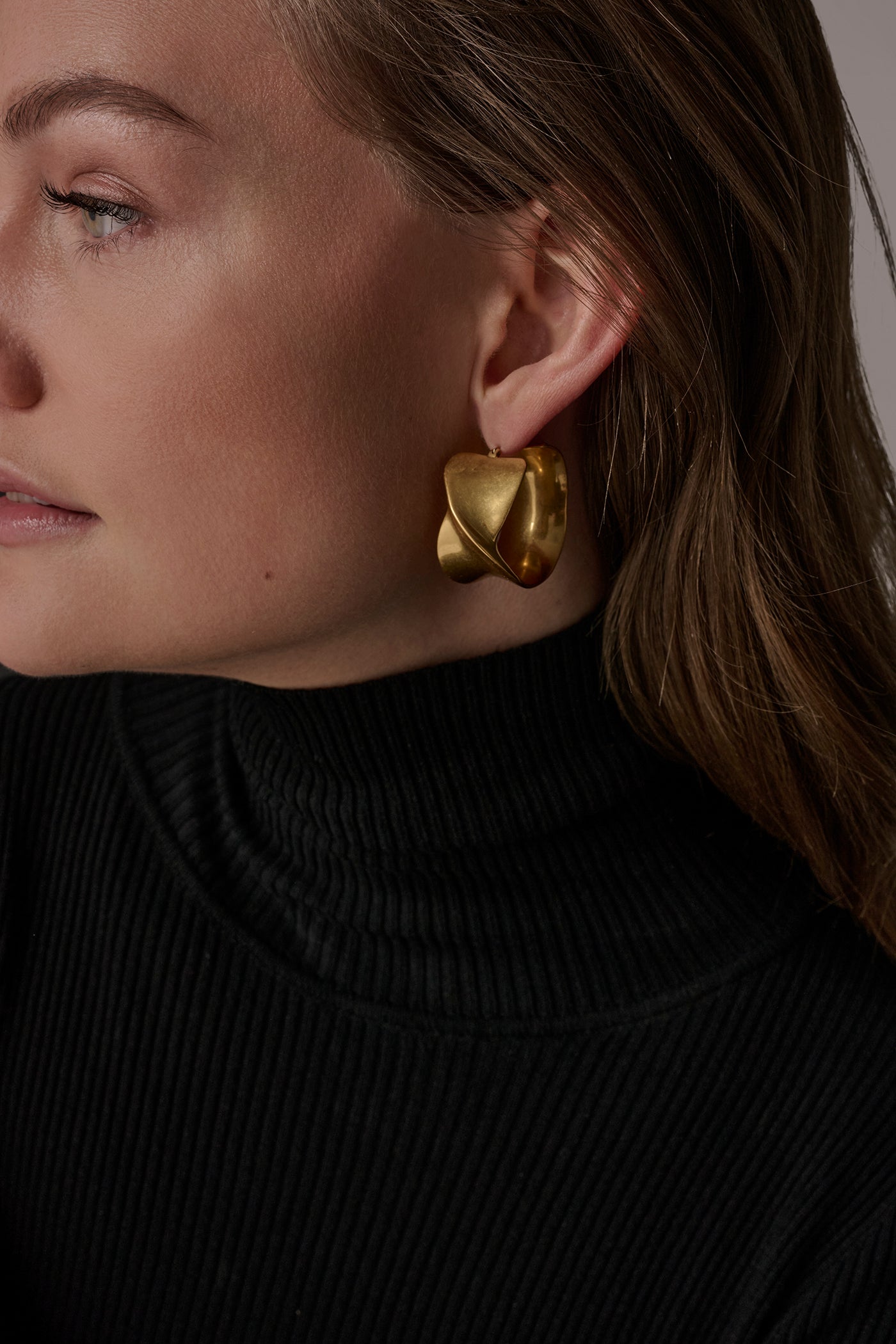 TWISTED WIDE HOOP EARRING | View 2 | Valentine's Day Shop