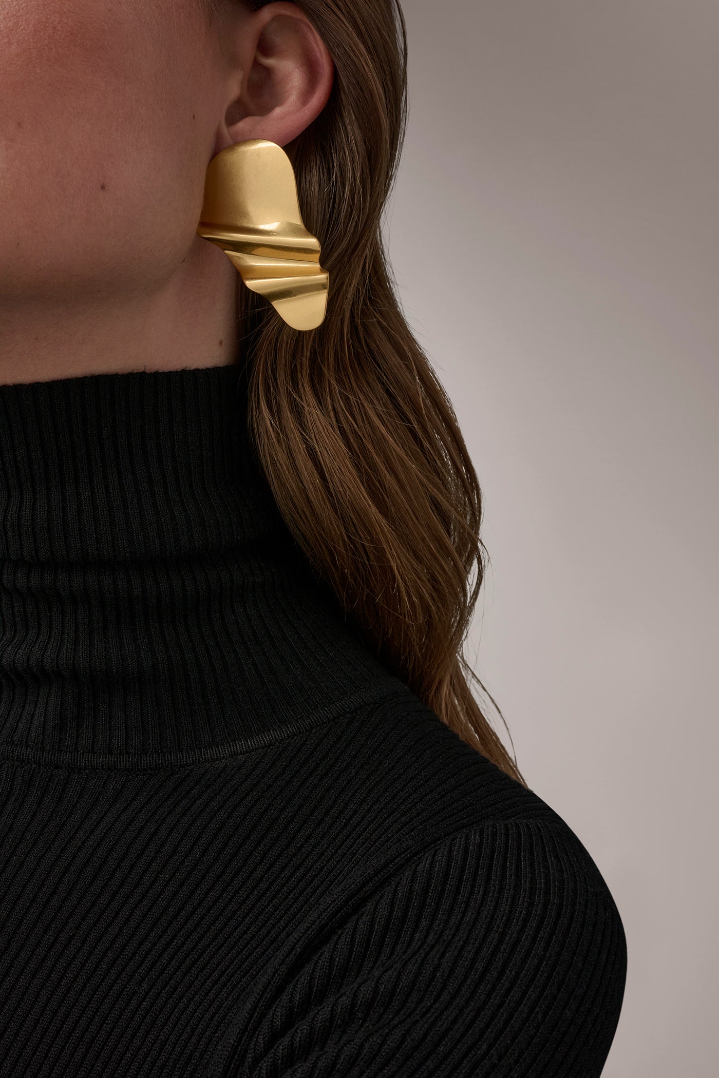 OVERSIZED TWISTED STUD EARRING | View 2 | Valentine's Day Shop