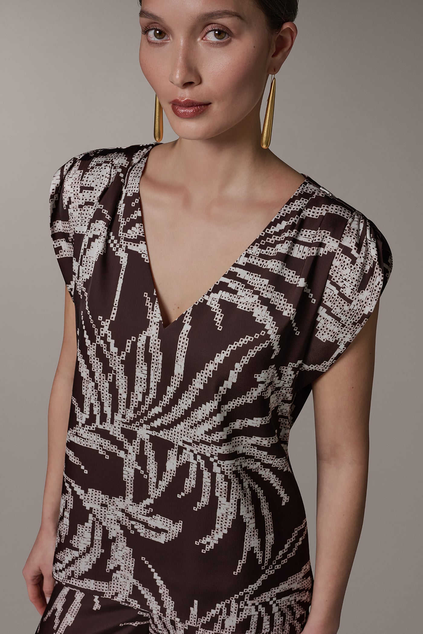 SLEEVELESS EXTENDED SHOULDER TOP VIEW 4