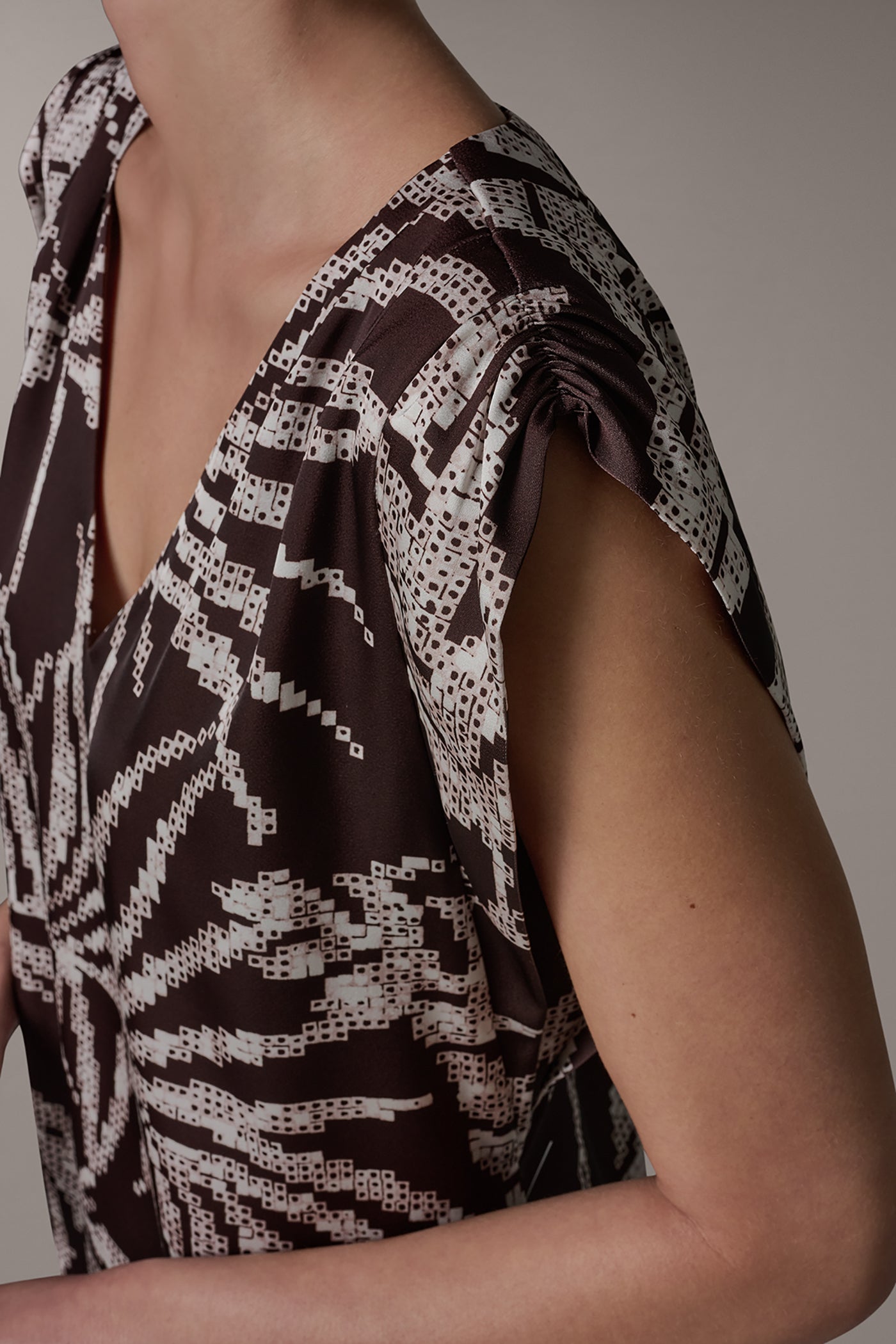 SLEEVELESS EXTENDED SHOULDER TOP VIEW 5