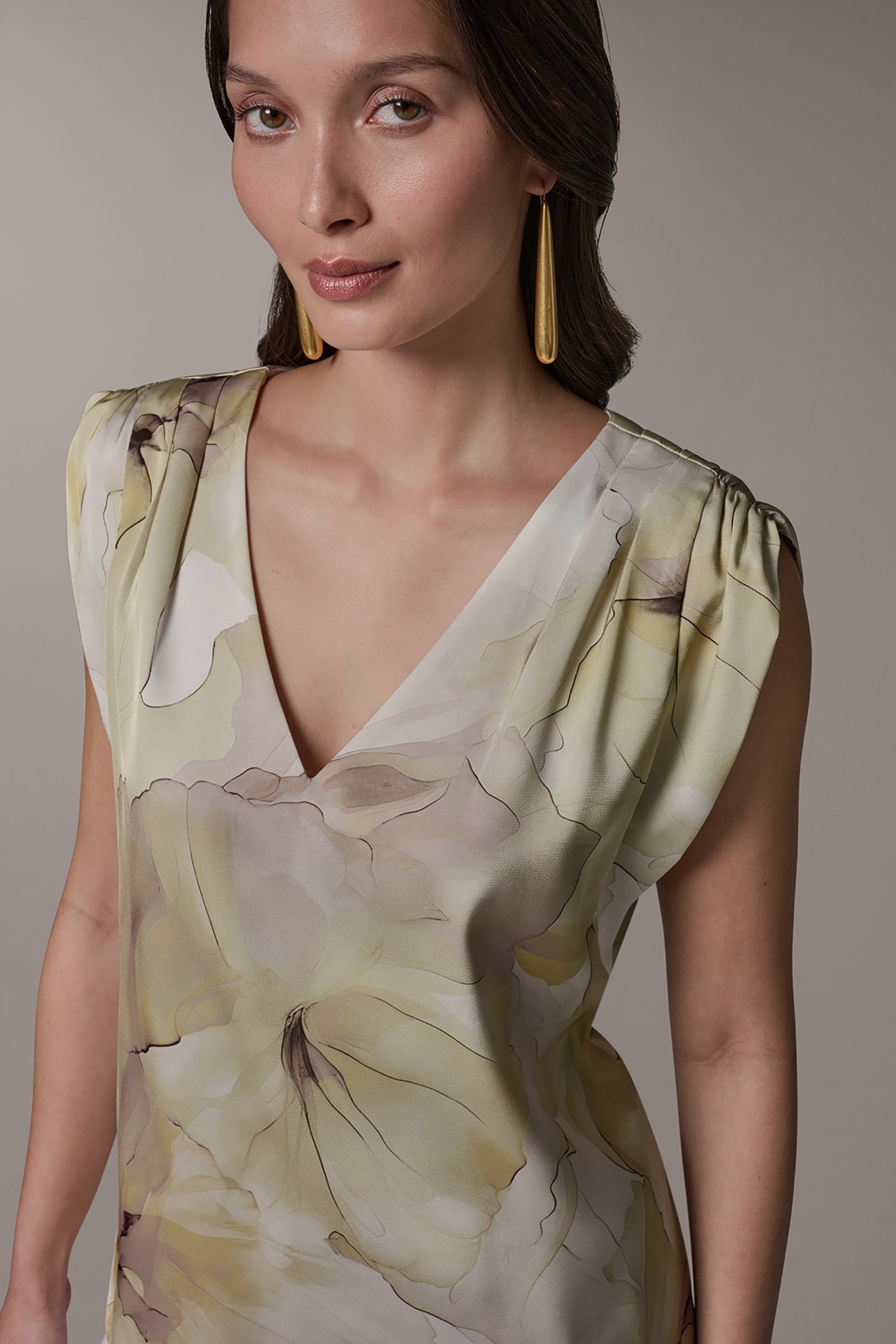 SLEEVELESS EXTENDED SHOULDER TOP VIEW 4