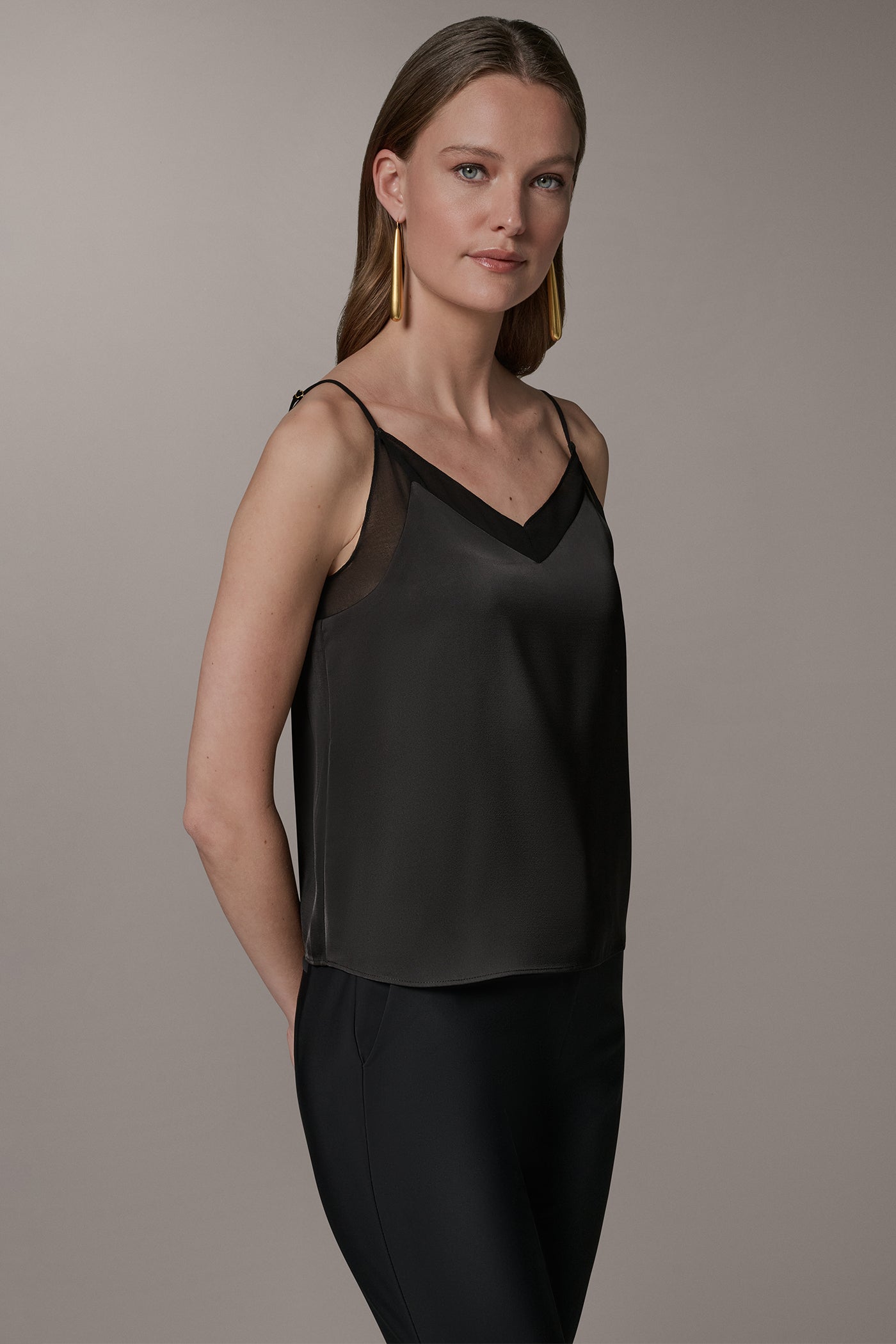 SLEEVELESS V-NECK CAMI