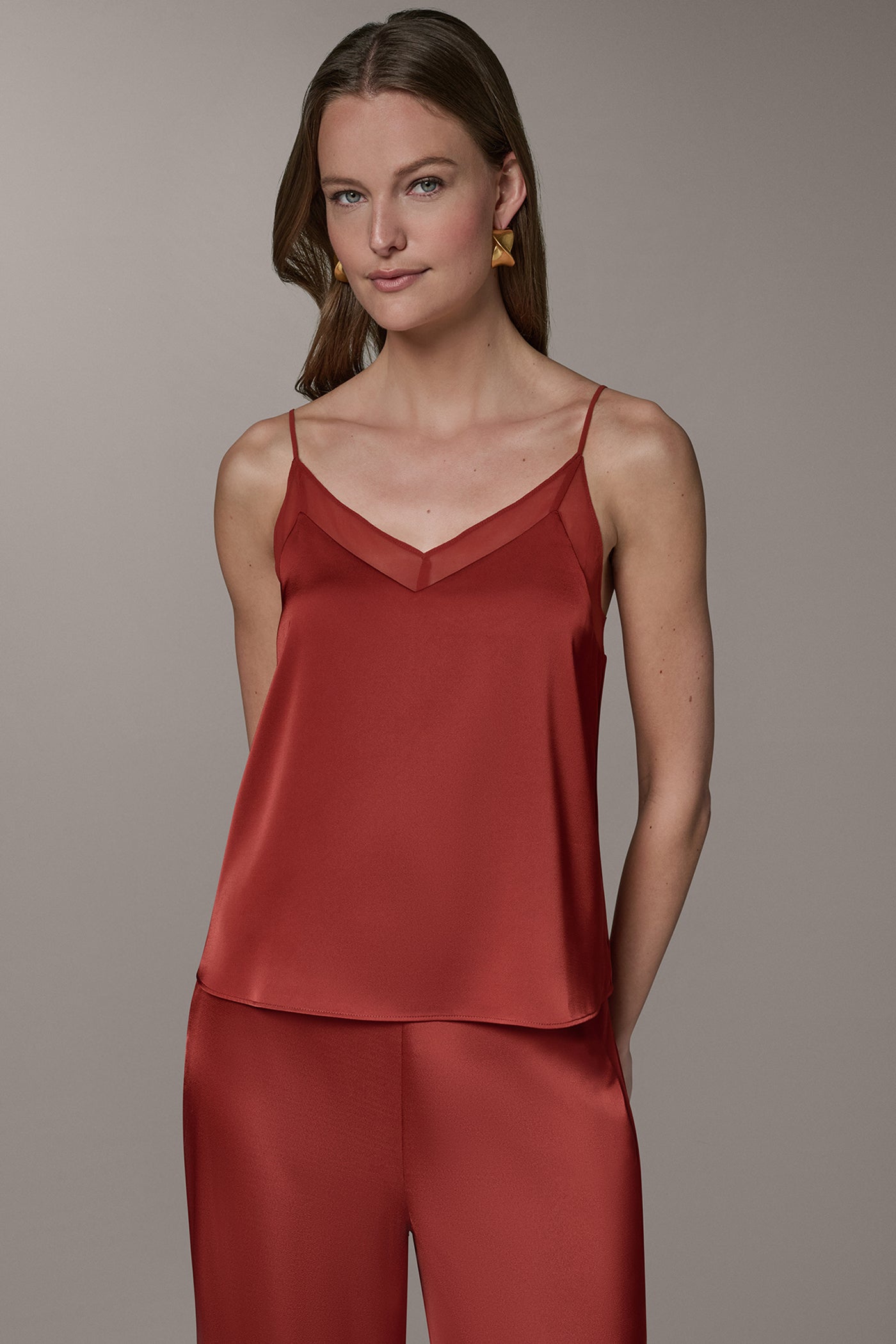 SLEEVELESS V-NECK CAMI