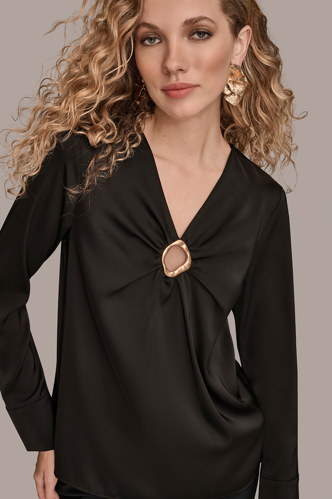 LONG SLEEVE WITH KEYHOLE HARDWARE VIEW 5