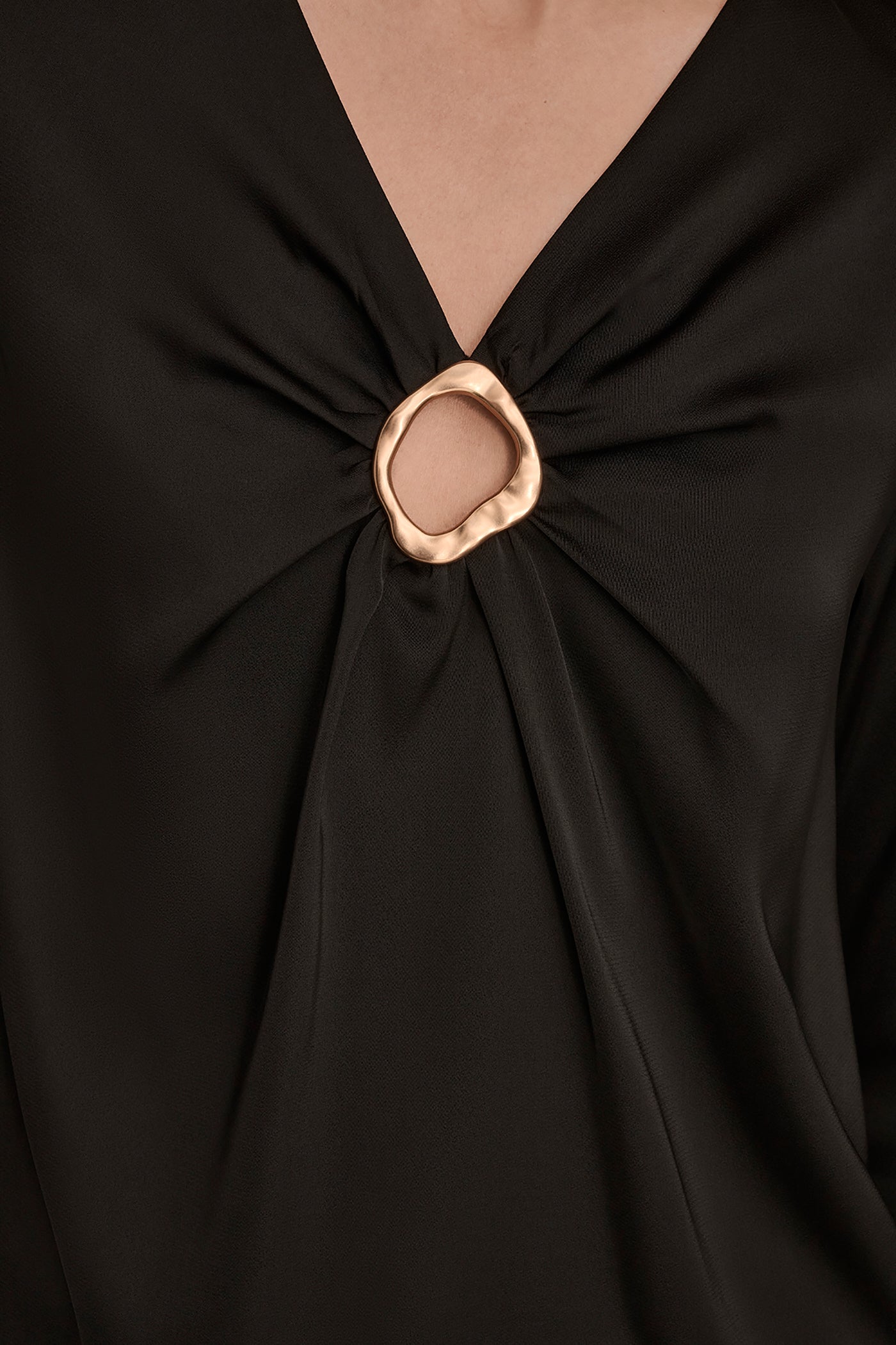 LONG SLEEVE WITH KEYHOLE HARDWARE VIEW 4