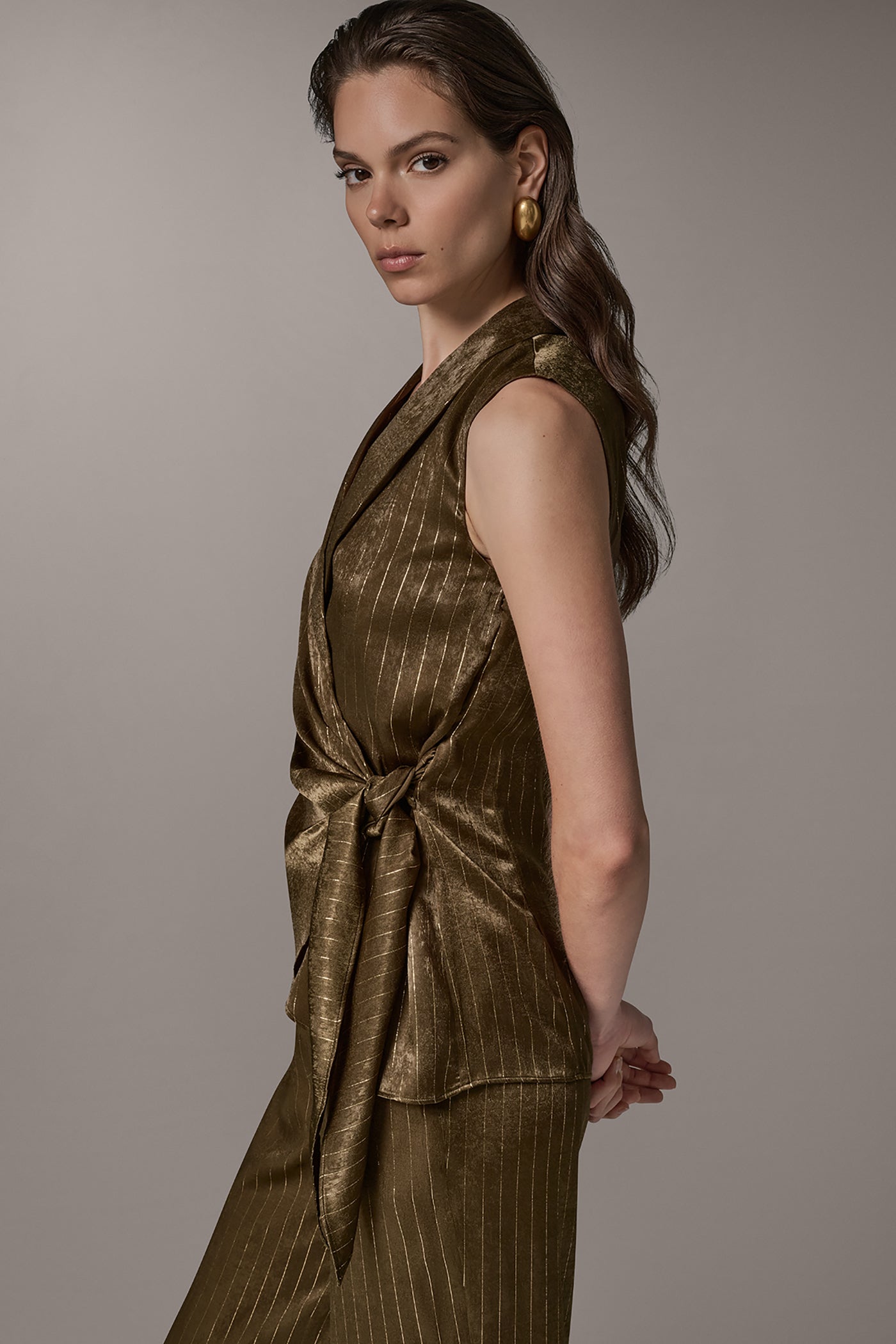 SLEEVELESS TIE WAIST WRAP BLOUSE VIEW 2