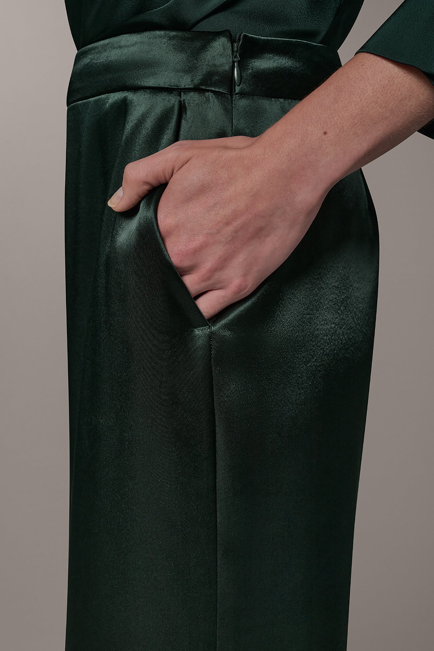 HIGH-RISE PLEATED WIDE-LEG PANT VIEW 4