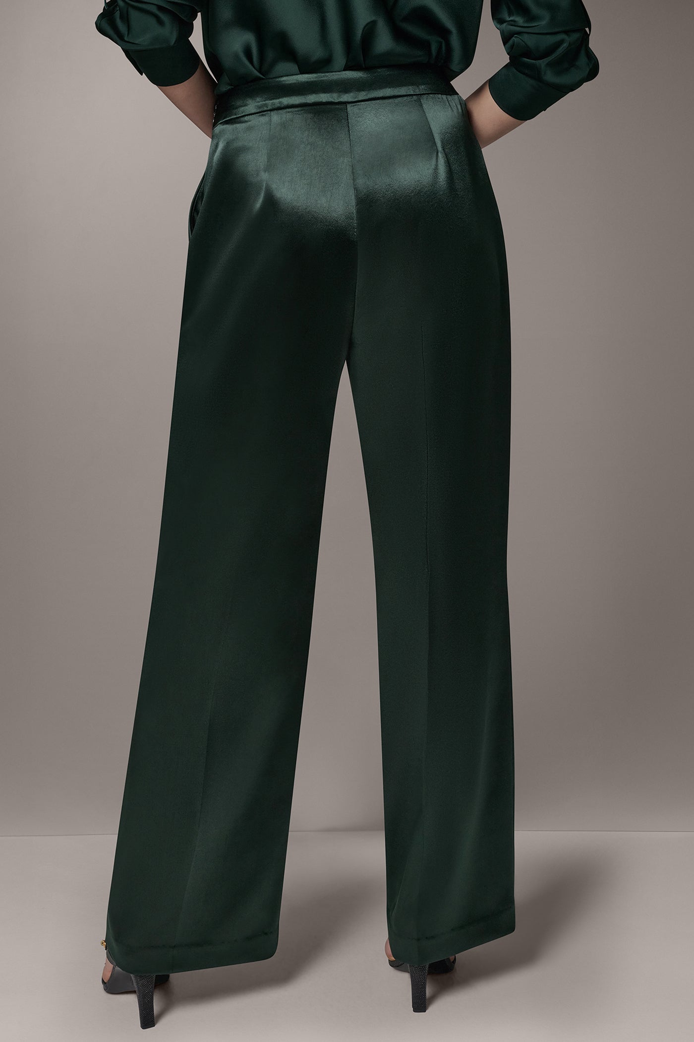 HIGH-RISE PLEATED WIDE-LEG PANT VIEW 3