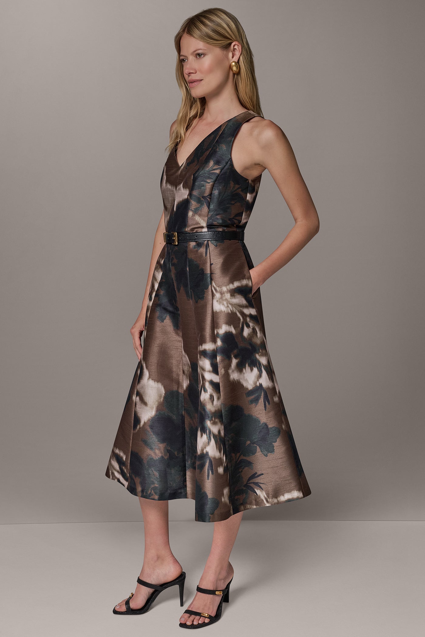 SLEEVELESS FLORAL V-NECK MIDI DRESS VIEW 4
