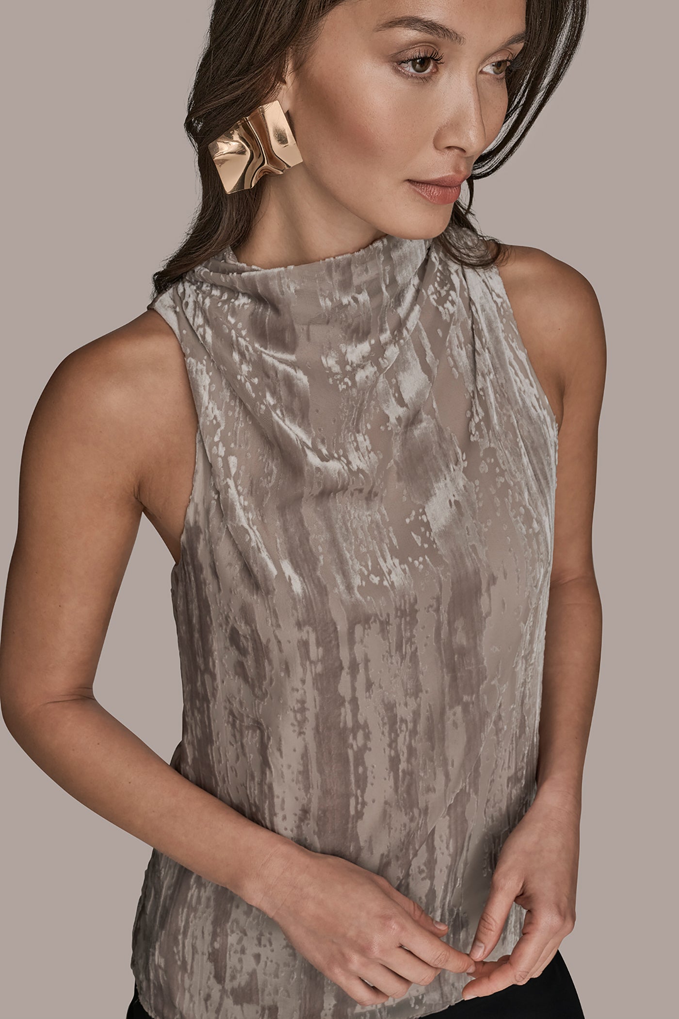 SLEEVELESS HIGH-NECK BURNOUT BLOUSE VIEW 4 | Holiday Collection