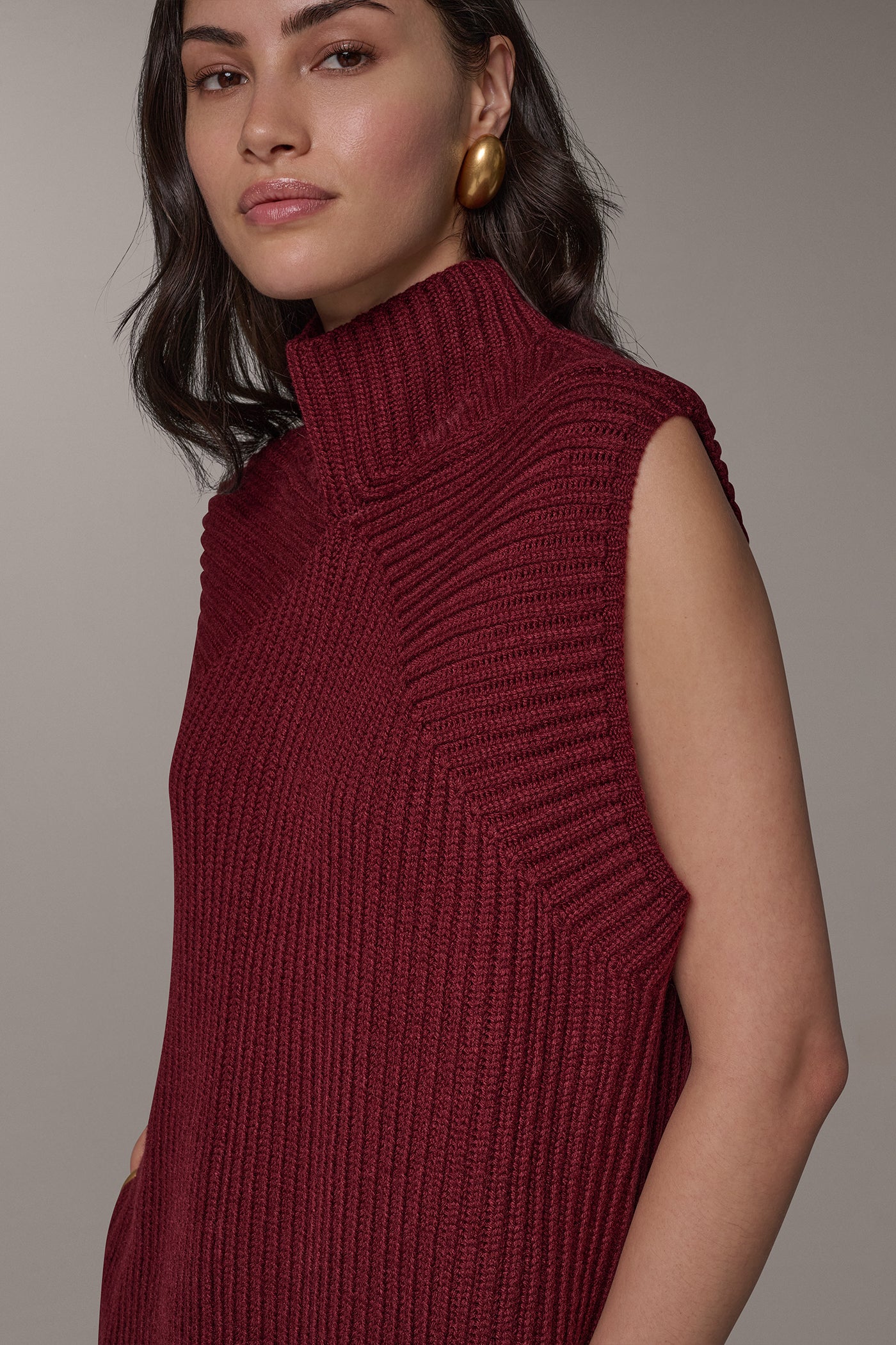 SLEEVELESS TURTLENECK SWEATER TUNIC VIEW 5