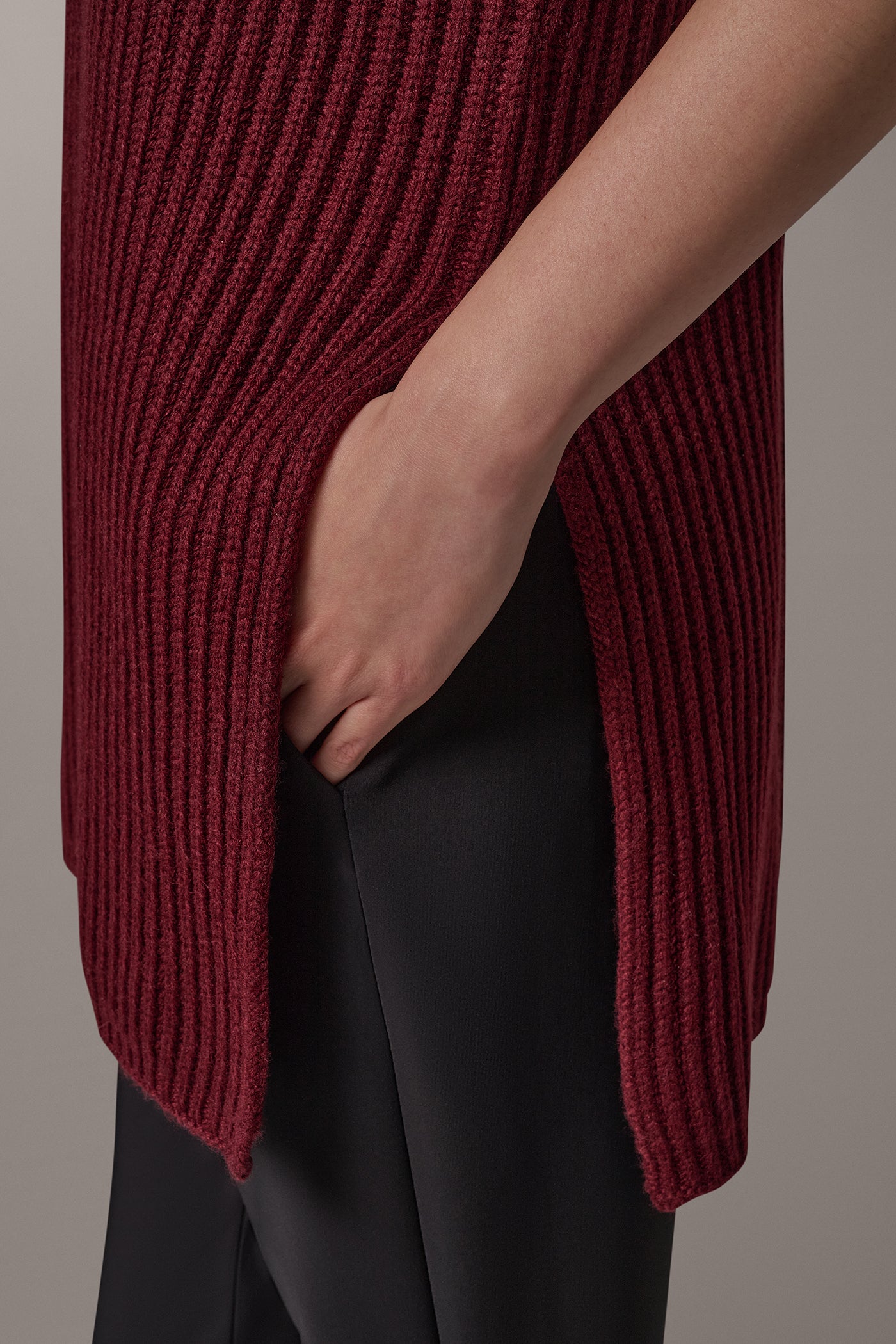 SLEEVELESS TURTLENECK SWEATER TUNIC VIEW 7