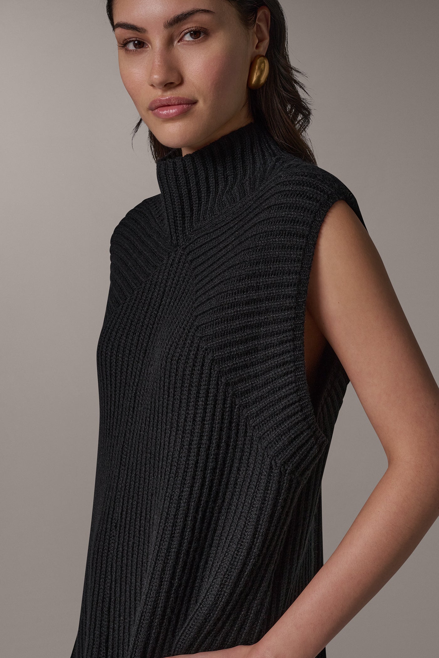 SLEEVELESS TURTLENECK SWEATER TUNIC VIEW 2