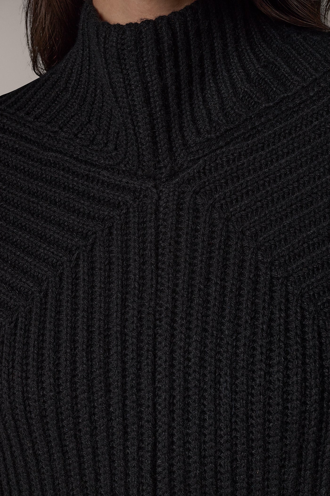 SLEEVELESS TURTLENECK SWEATER TUNIC VIEW 5