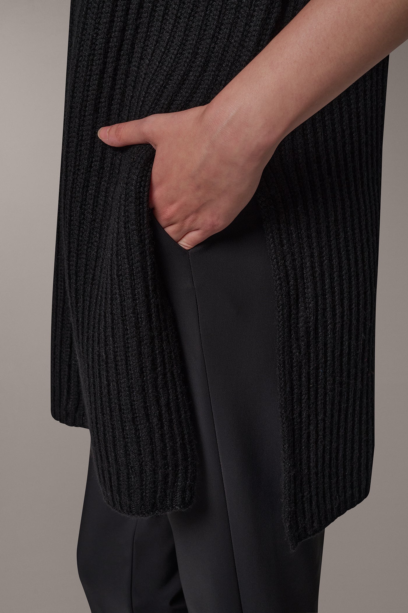 SLEEVELESS TURTLENECK SWEATER TUNIC VIEW 6