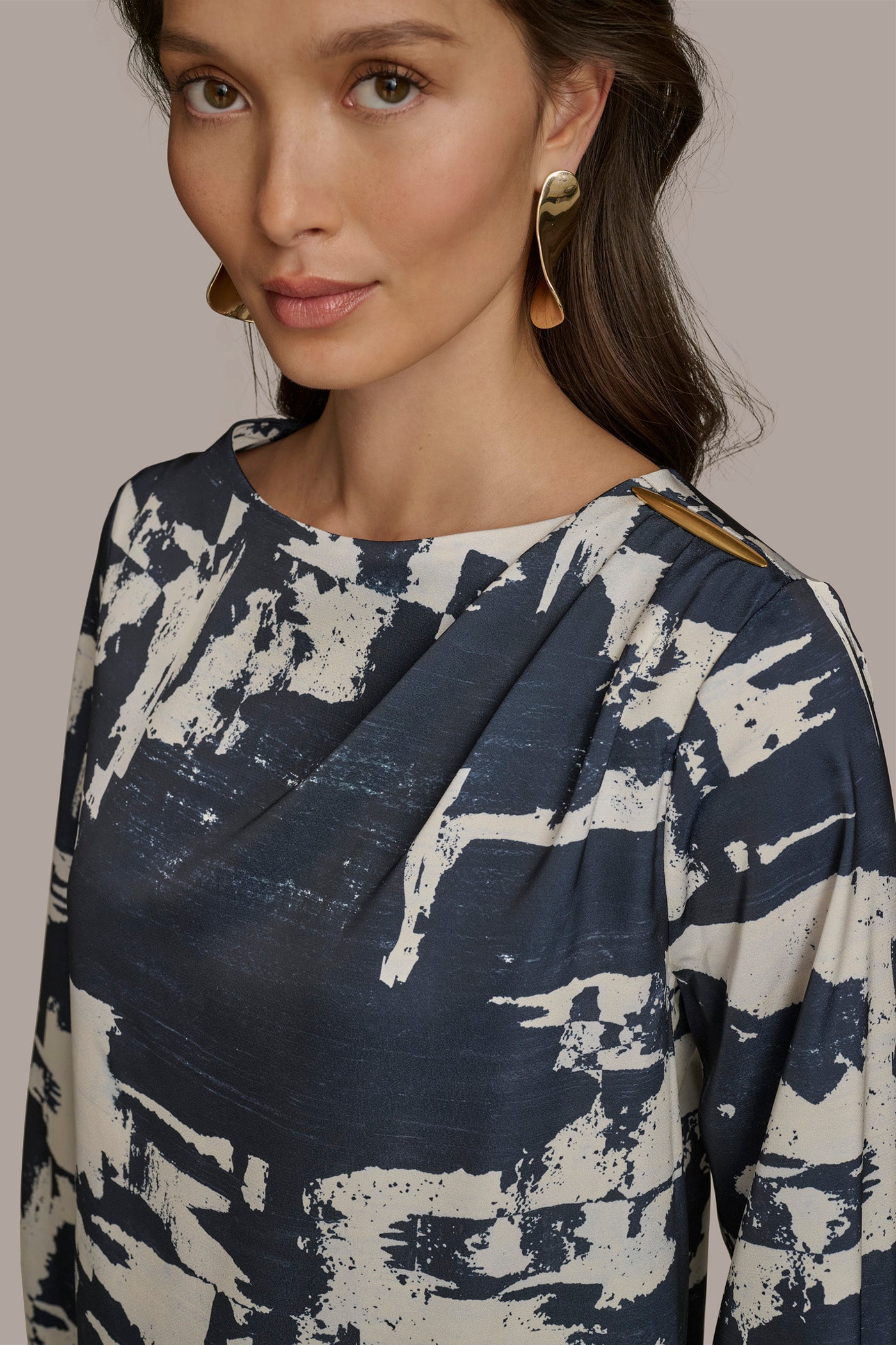 PRINTED TOP WITH HARDWARE VIEW 6 | Last Chance