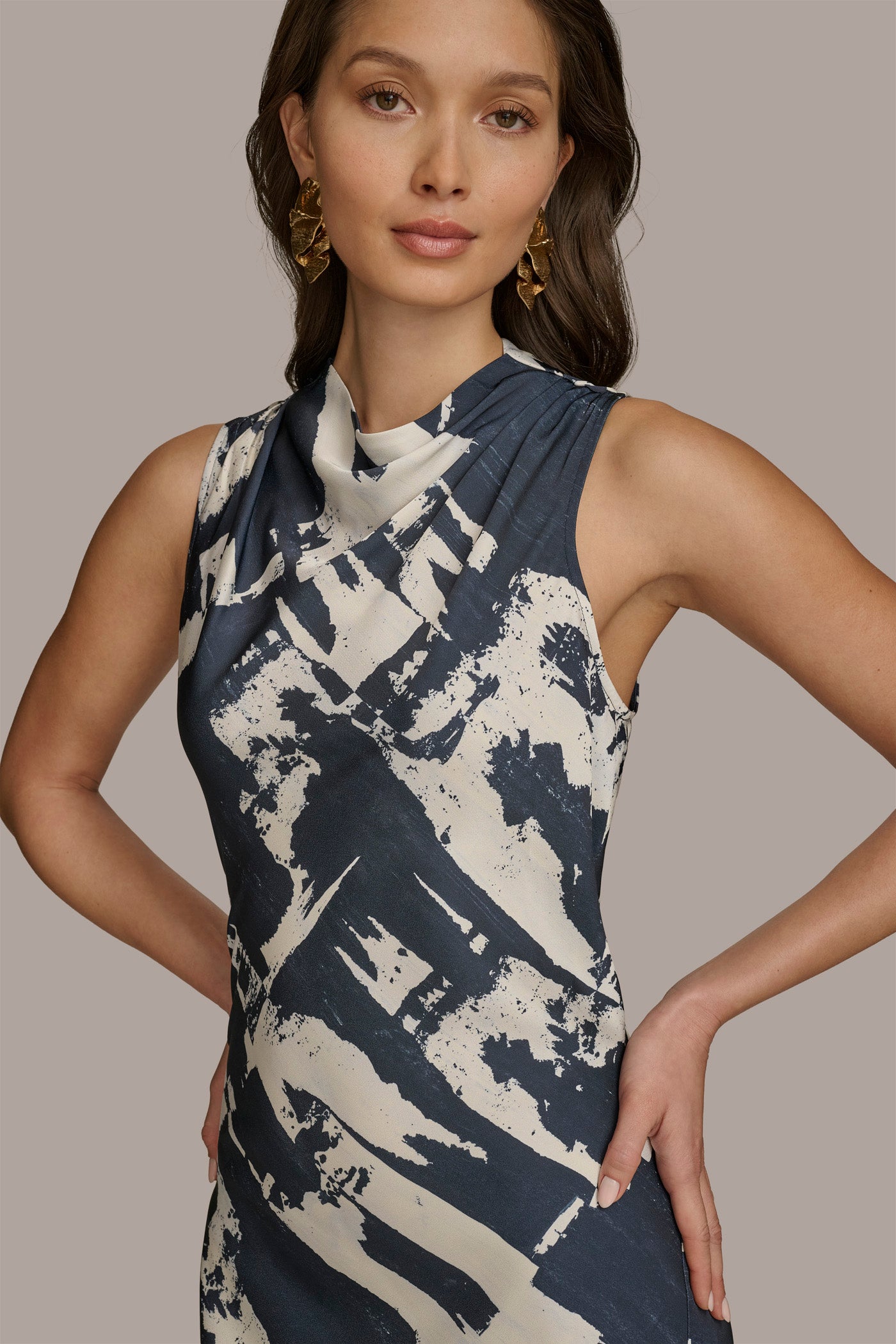 SLEEVELESS MOCK-NECK PRINTED MIDI DRESS VIEW 8 | SALE