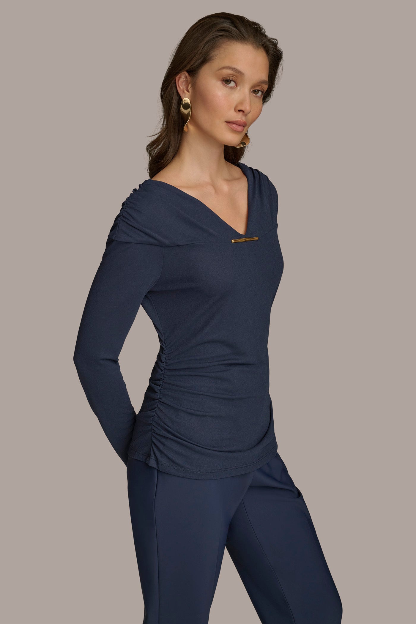 V-NECK WITH BAR HARDWARE TOP VIEW 3 | SALE