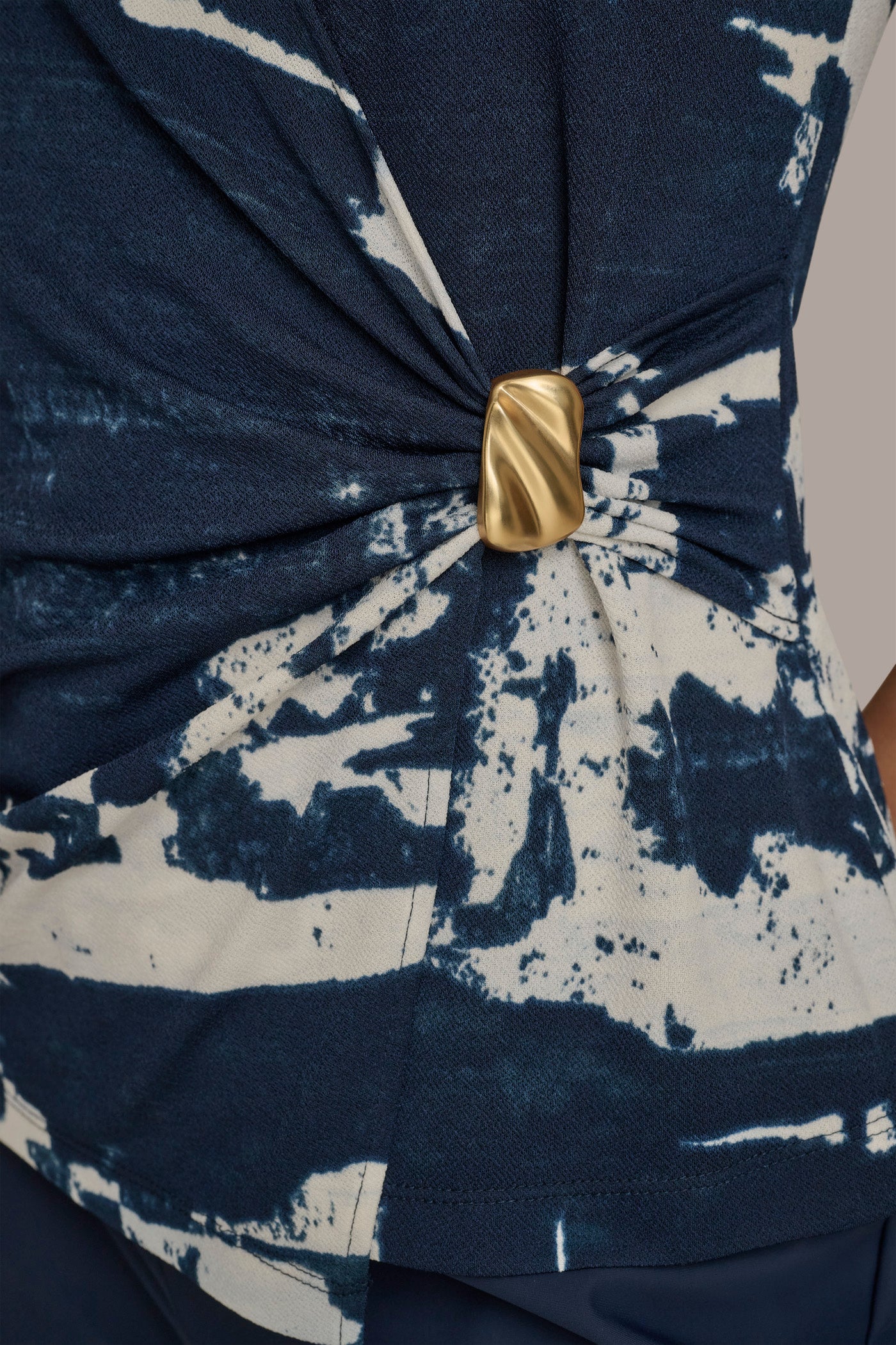 PRINTED TOP WITH WAIST HARDWARE VIEW 6 | SALE