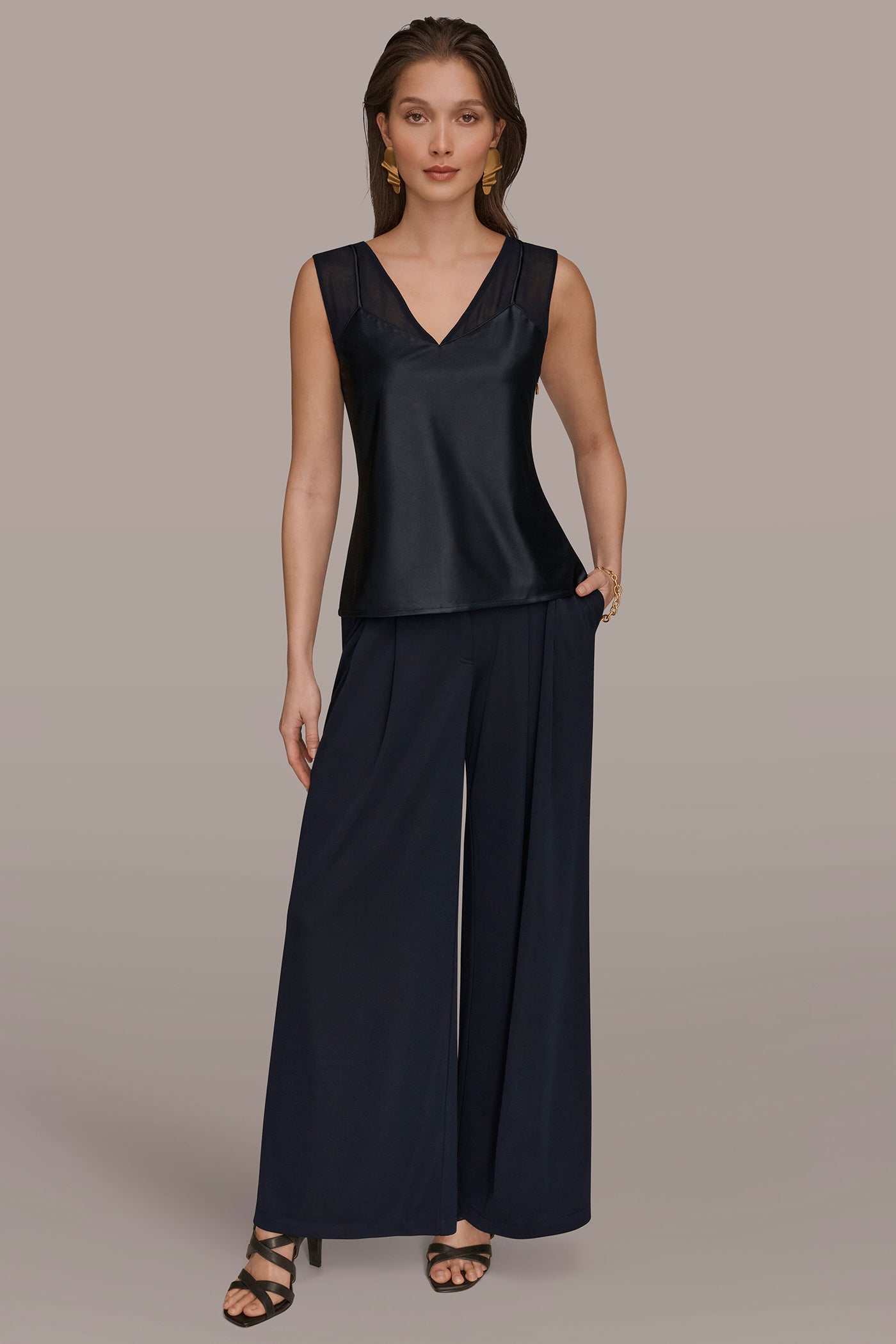 SLEEVELESS V-NECK TOP VIEW 6