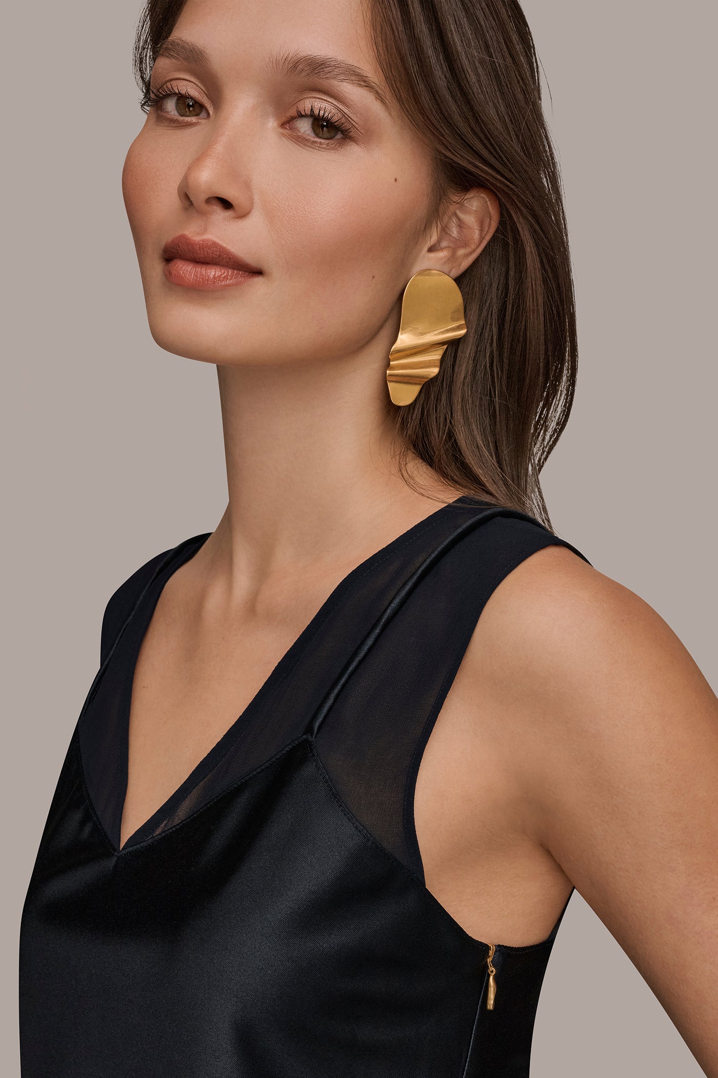 SLEEVELESS V-NECK TOP VIEW 4